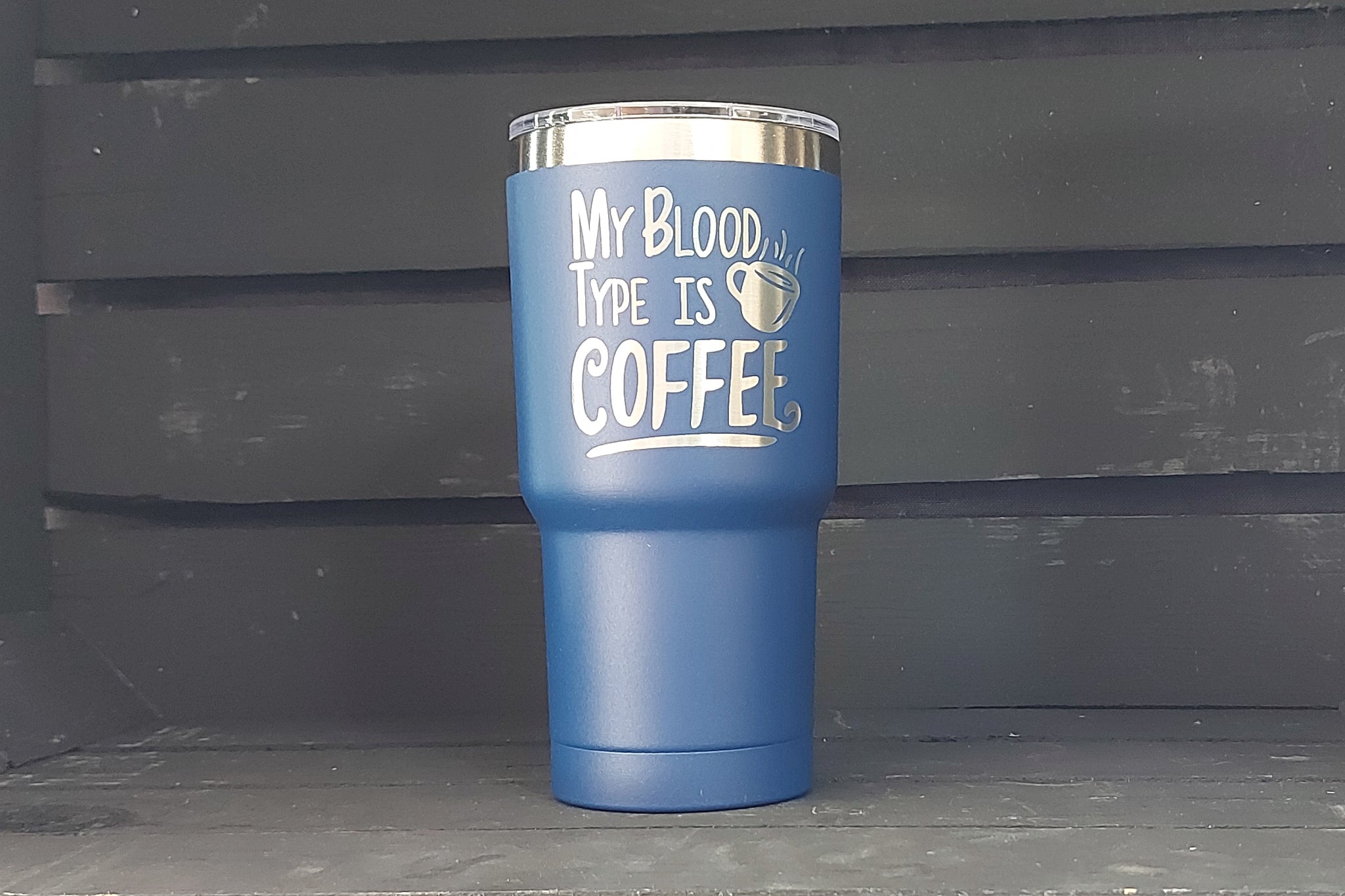 Blauwe metalen beker met standaard design gravure,  duurzame en stijlvolle drinkbeker, RVS thermos beker, mug thermosbeker. My Blood type is coffee