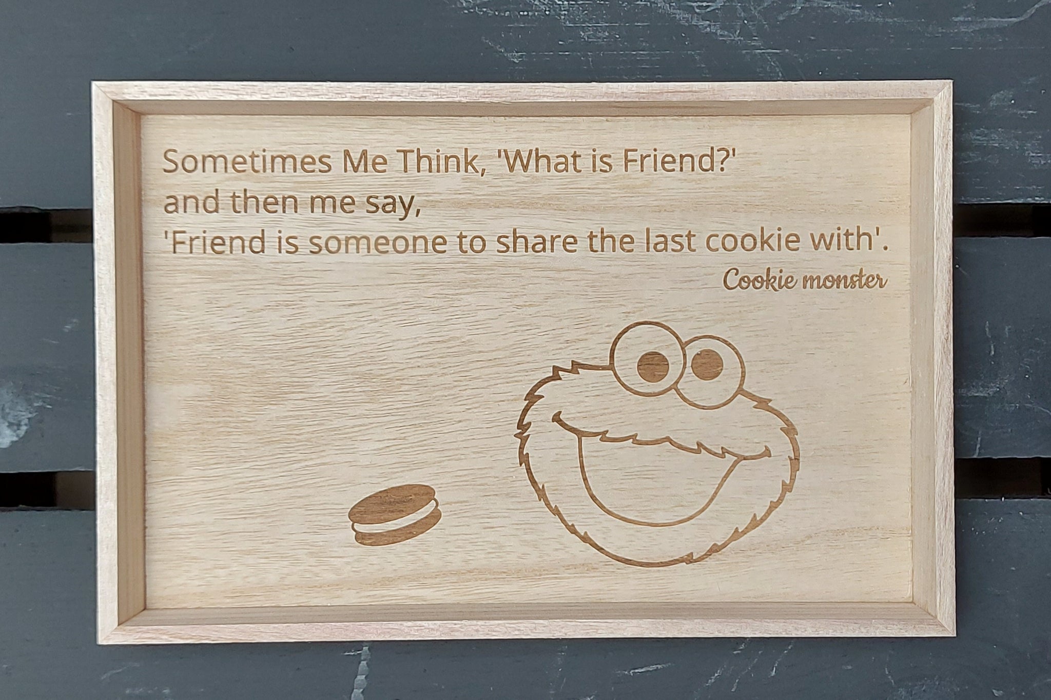 Klein houten dienblad of serveerschaal met gravure. Mooie gravure van Cookie monster spreuk: "Sometimes Me Think, 'What is Friend?' and then me say, 'Friend is someone to share the last cookie with".