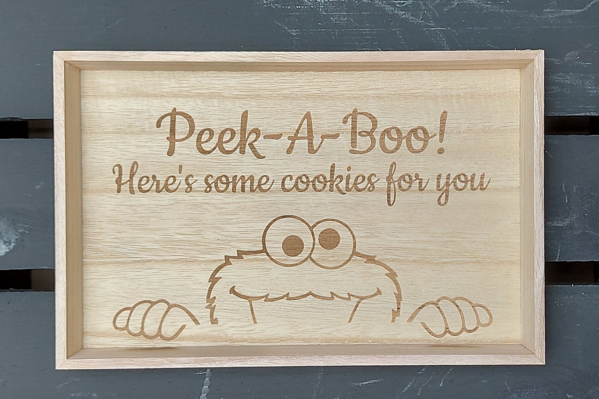 Klein houten dienblad of serveerschaal met gravure. Mooie gravure van 'Peek-A-Boo! Here's some cookies for you'.