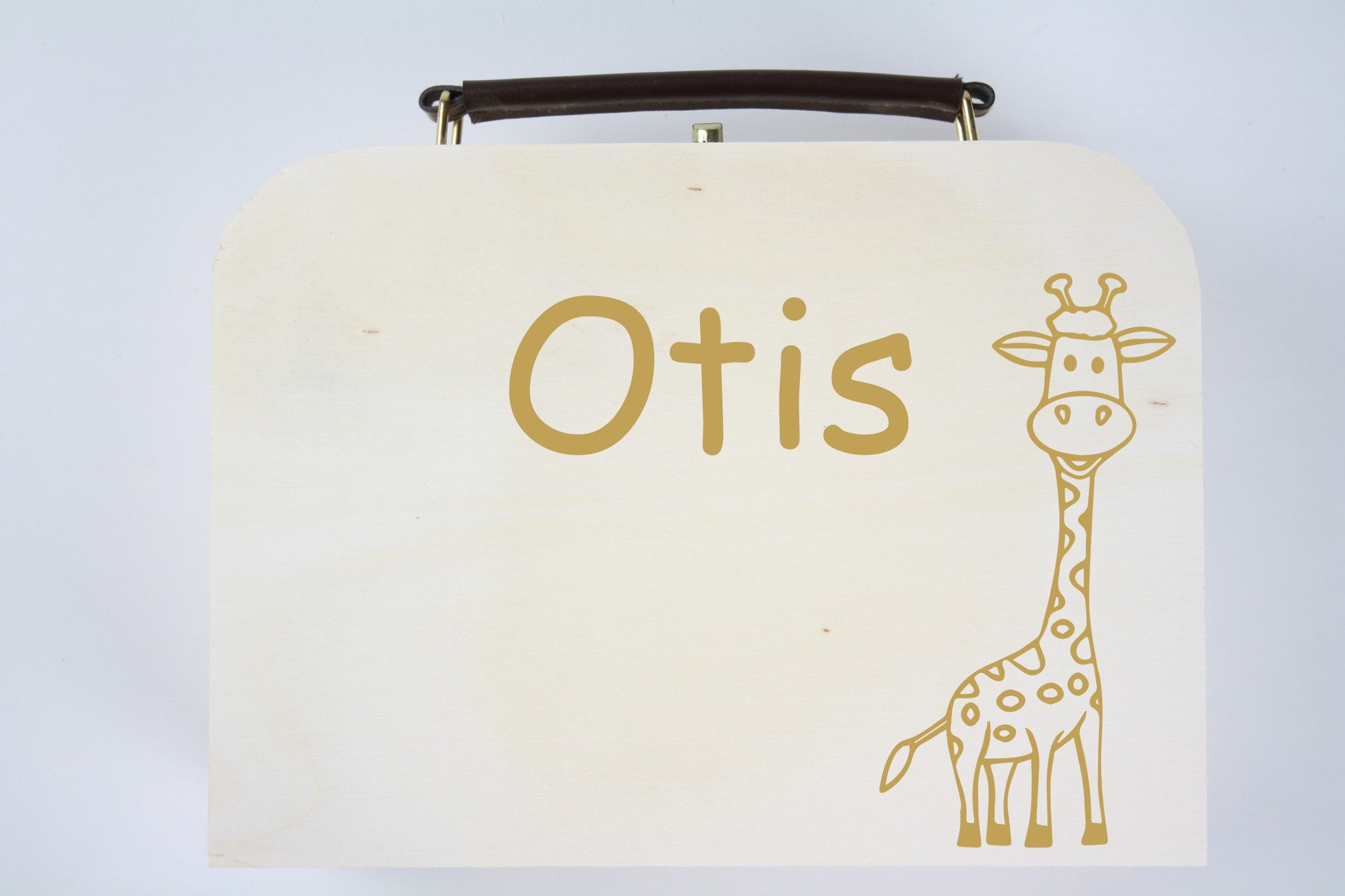 Houten koffertje, geboortekoffer. Gravure met de naam van het kindje en giraffe.