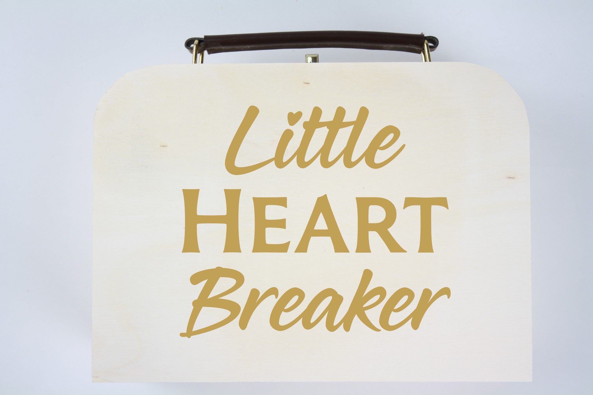 Houten koffertje, geboortekoffer. Gravure met 'Little heart breaker'.
