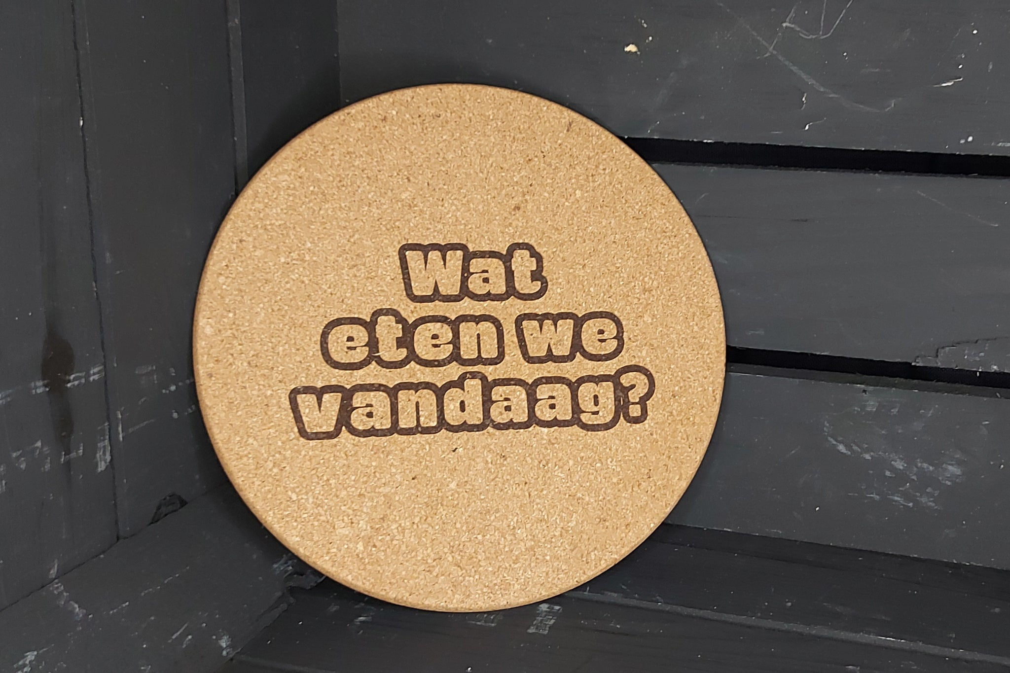 Kurken onderlegger. Onderlegger voor potten en pannen met gravure 'Wat eten we vandaag?'.