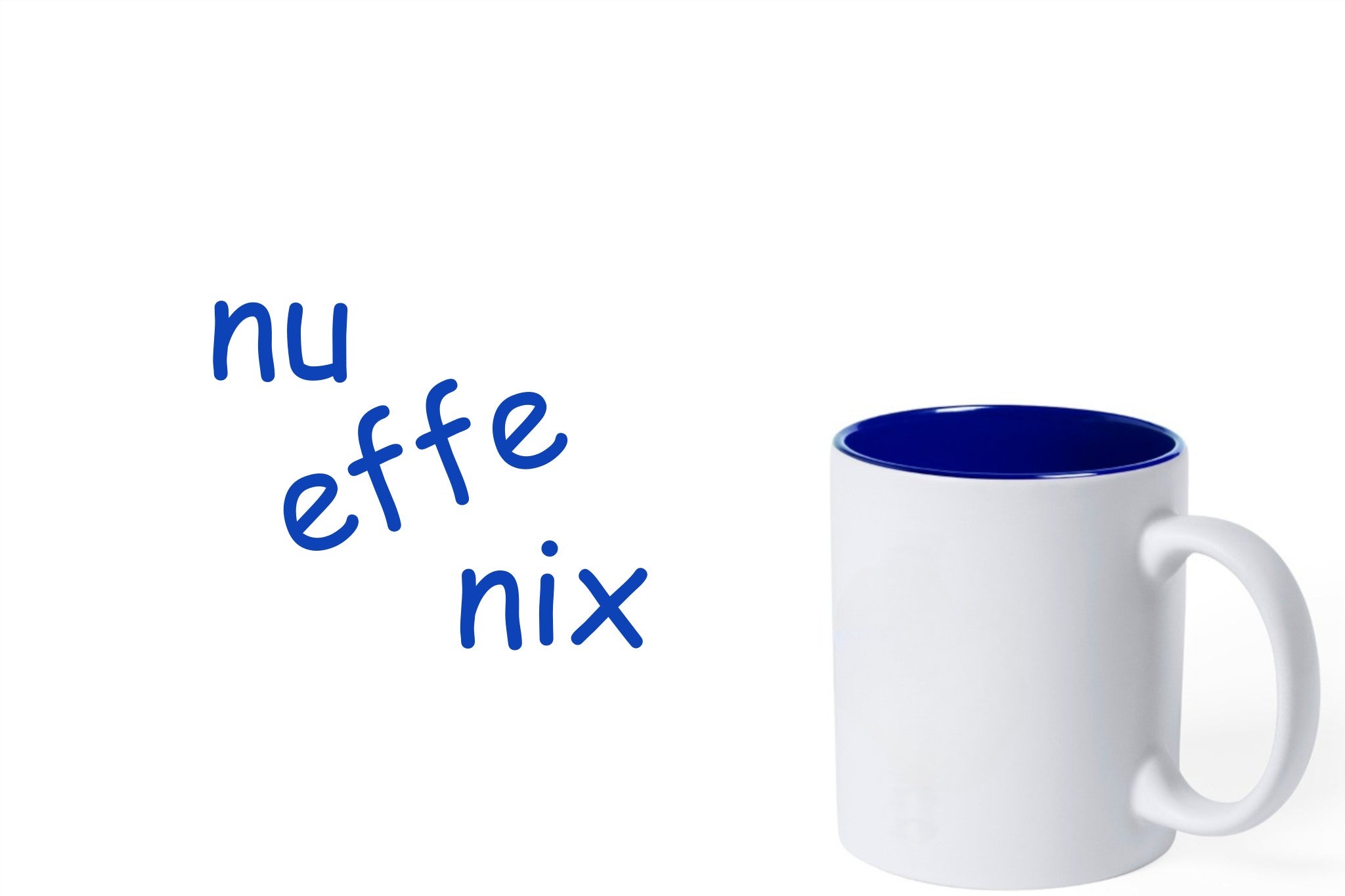 Bedanking voor juf of meester met een mok en gravure 'nu effe nix', witte mok met blauwe gravure.