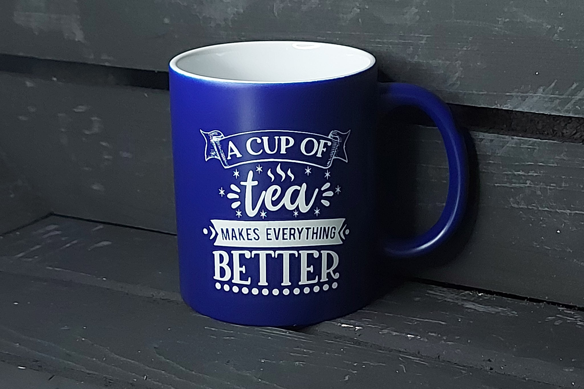 Blauwe keramische mok met witte laser gravure voor koffie, thee of warme chocolademelk. Toffe koffie en thee quotes die duurzaam en lokaal gegraveerd worden.