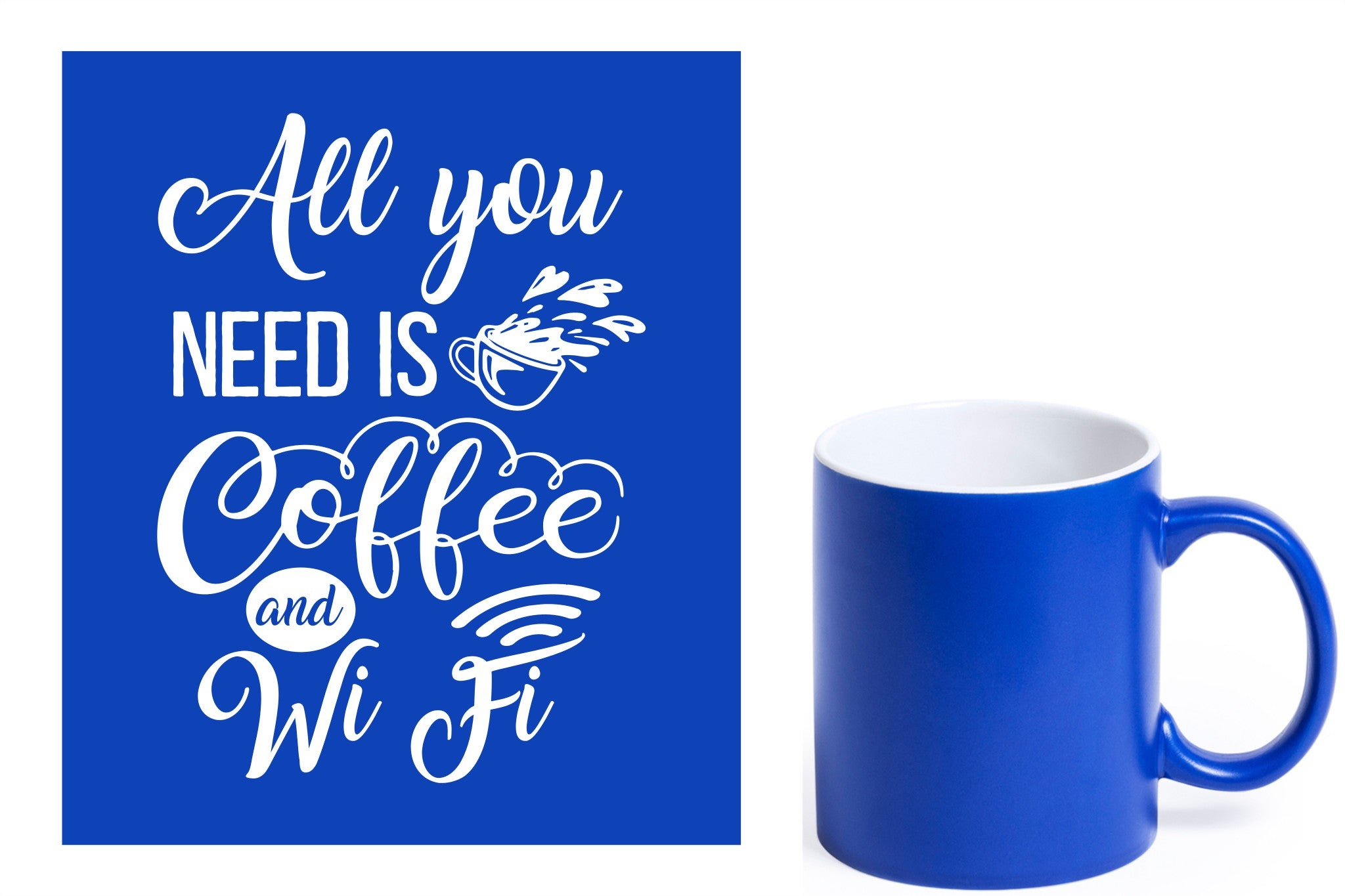 Blauwe keramische mok met witte gravure  'All you need is coffee and wifi'.