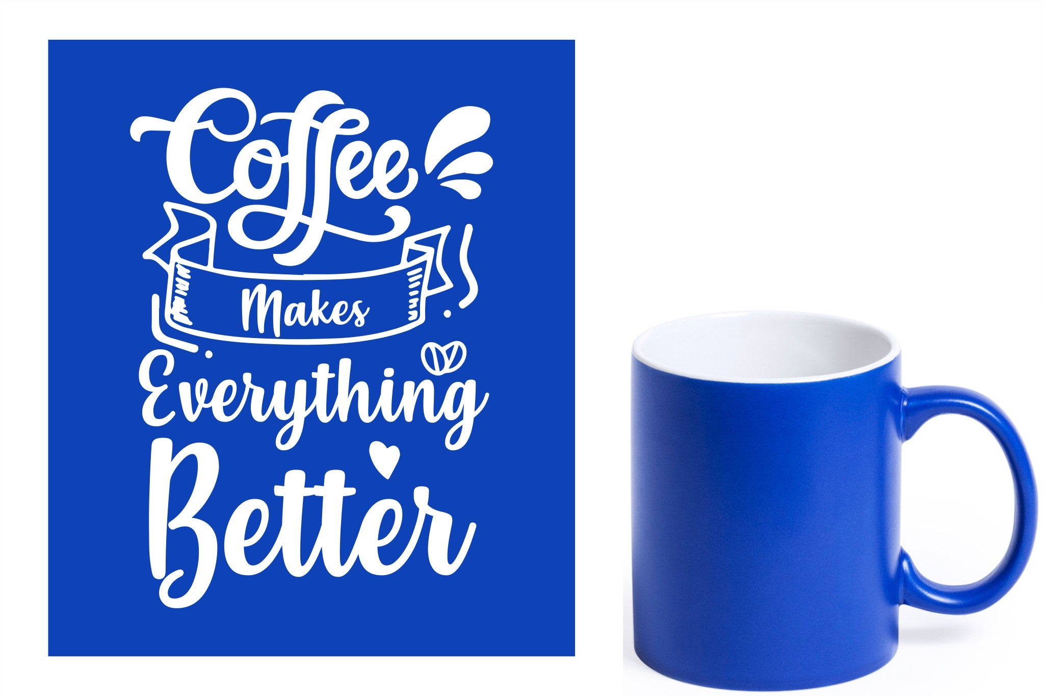 Blauwe keramische mok met witte gravure  'Coffee makes everything better'.