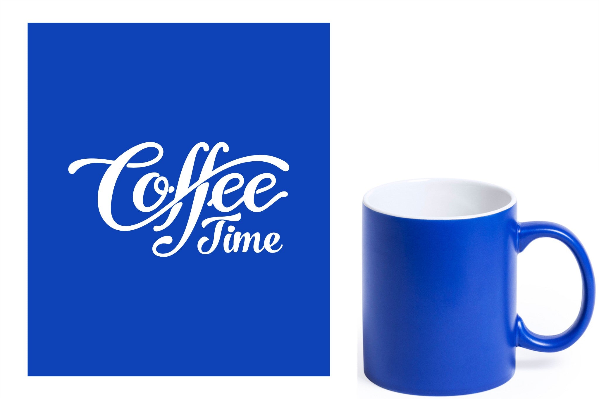 Blauwe keramische mok met witte gravure  'Coffee time'.
