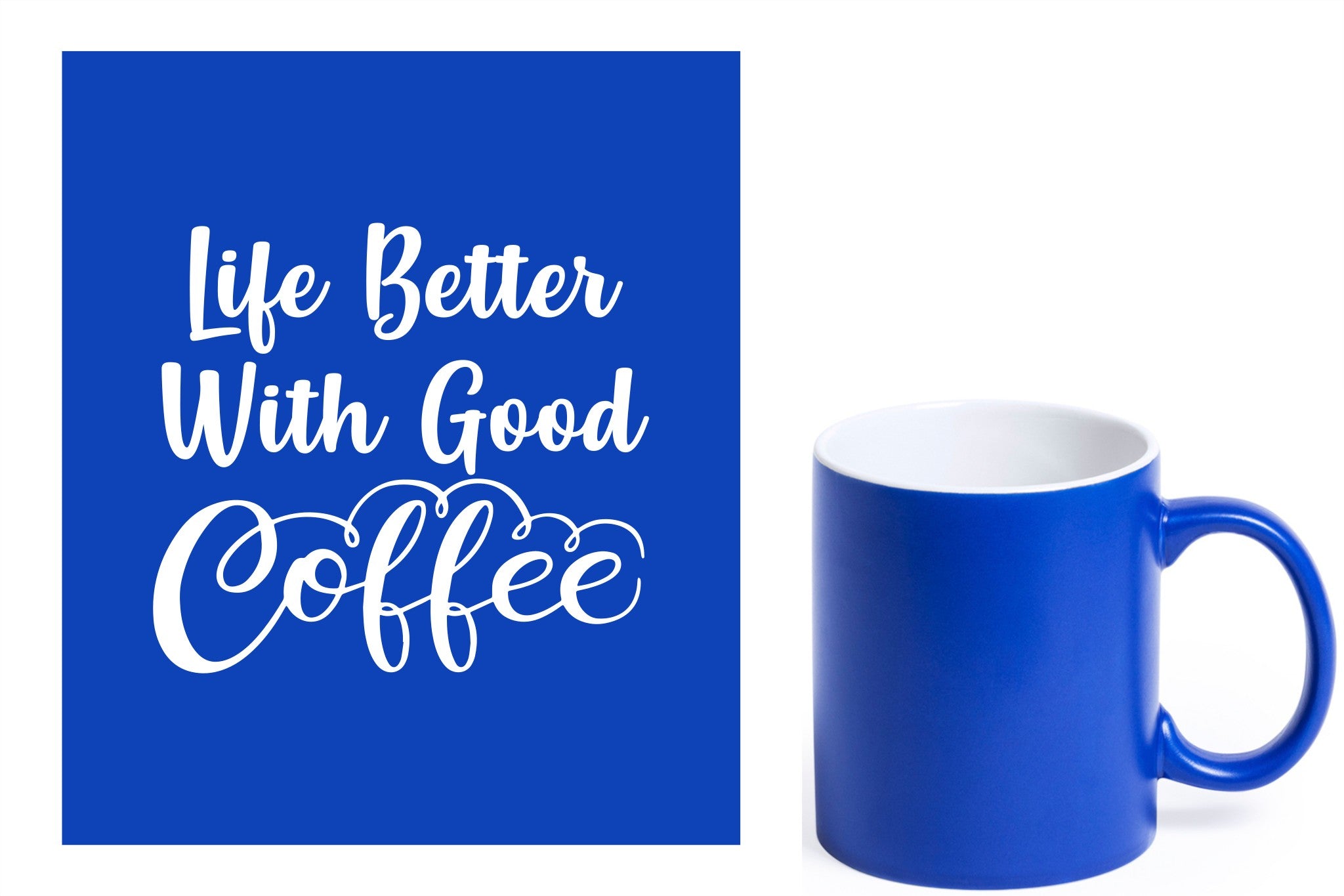 Blauwe keramische mok met witte gravure  'Life is better with good coffee'.
