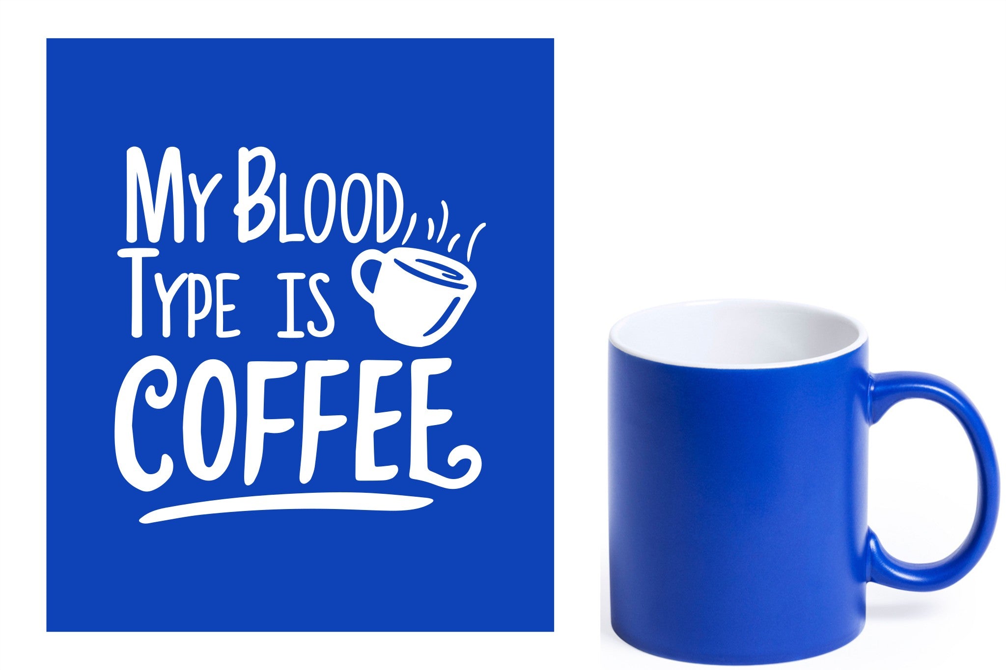 Blauwe keramische mok met witte gravure  'My blood type is coffee'.