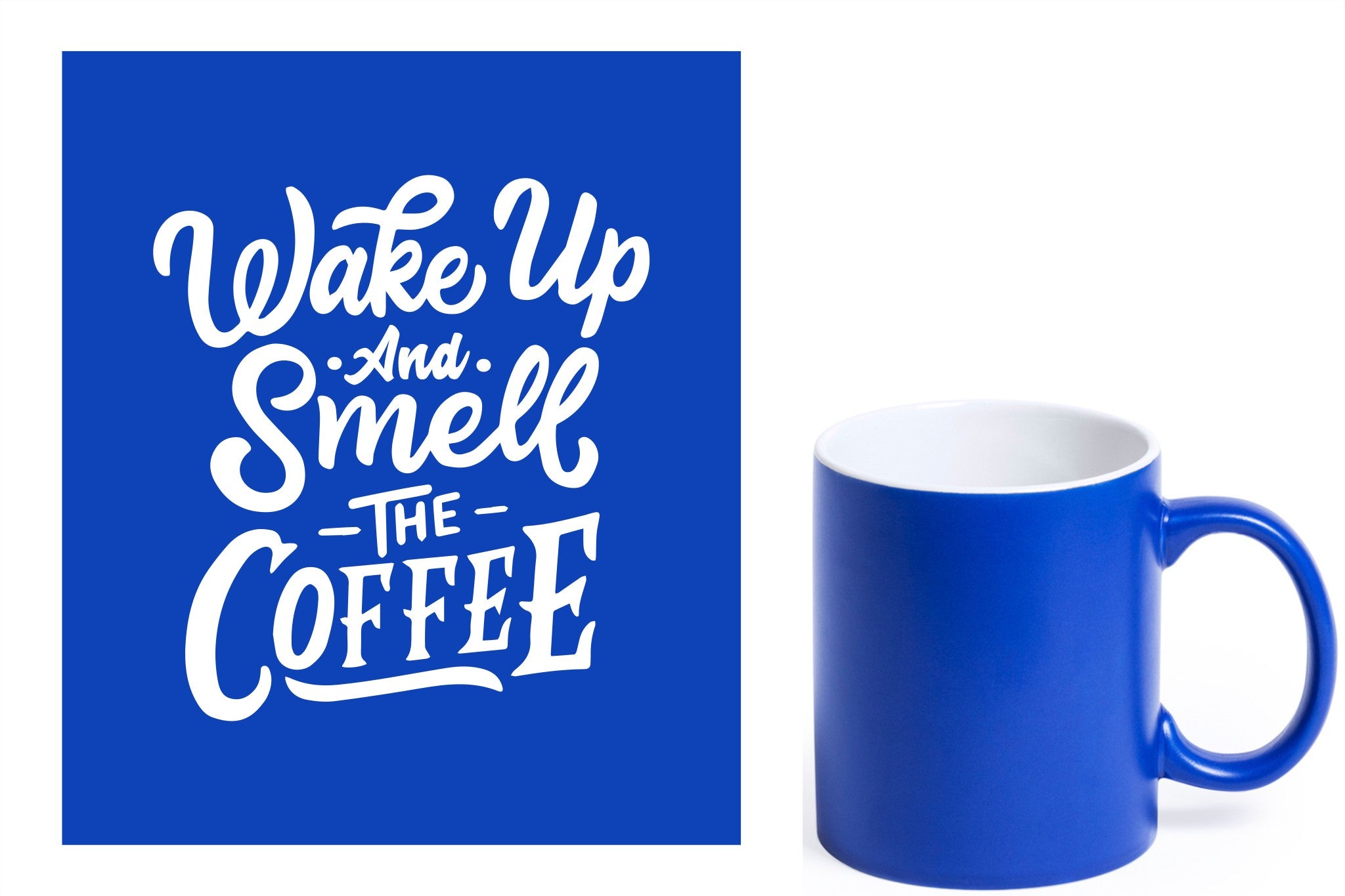 Blauwe keramische mok met witte gravure  'Wake up and smell the coffee'.