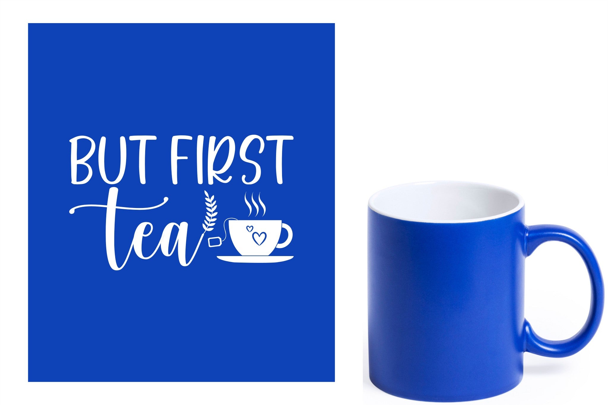 Blauwe keramische mok met witte gravure  'But first tea'.