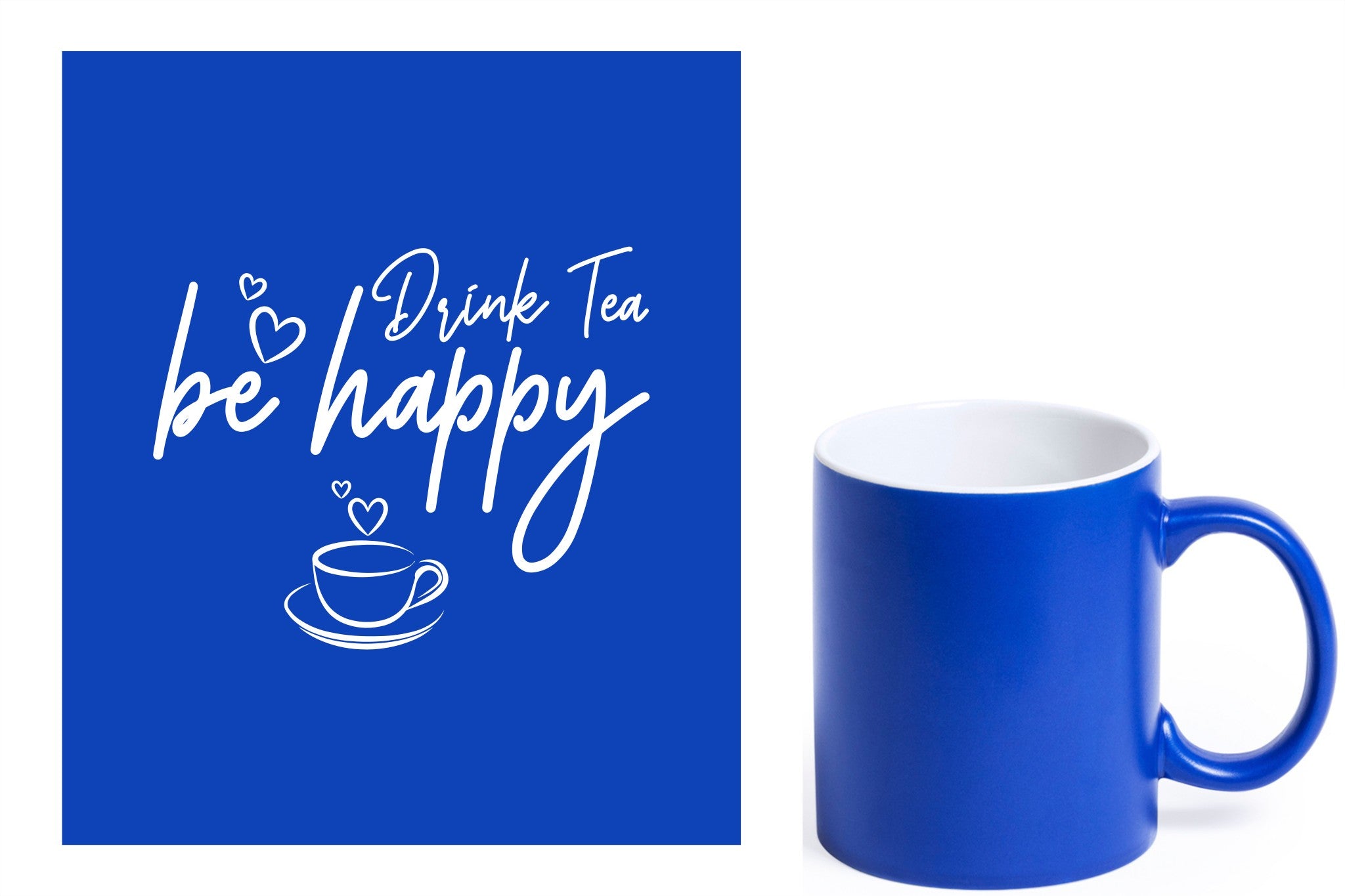 Blauwe keramische mok met witte gravure  'Be happy drink tea'.