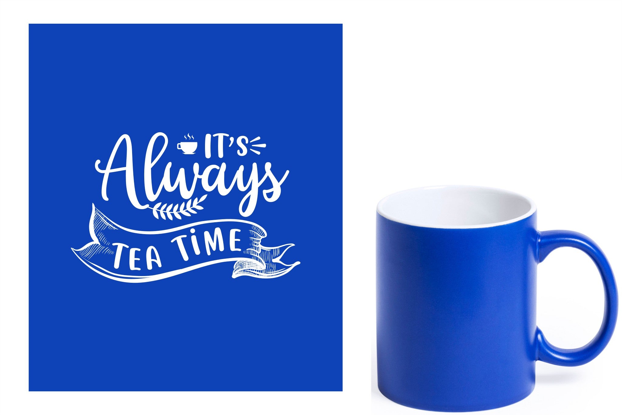 Blauwe keramische mok met witte gravure  'It's always tea time'.
