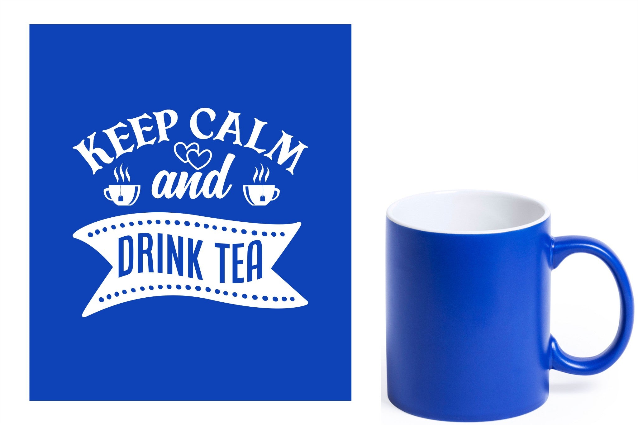 Blauwe keramische mok met witte gravure  'Keep calm and drink tea'.