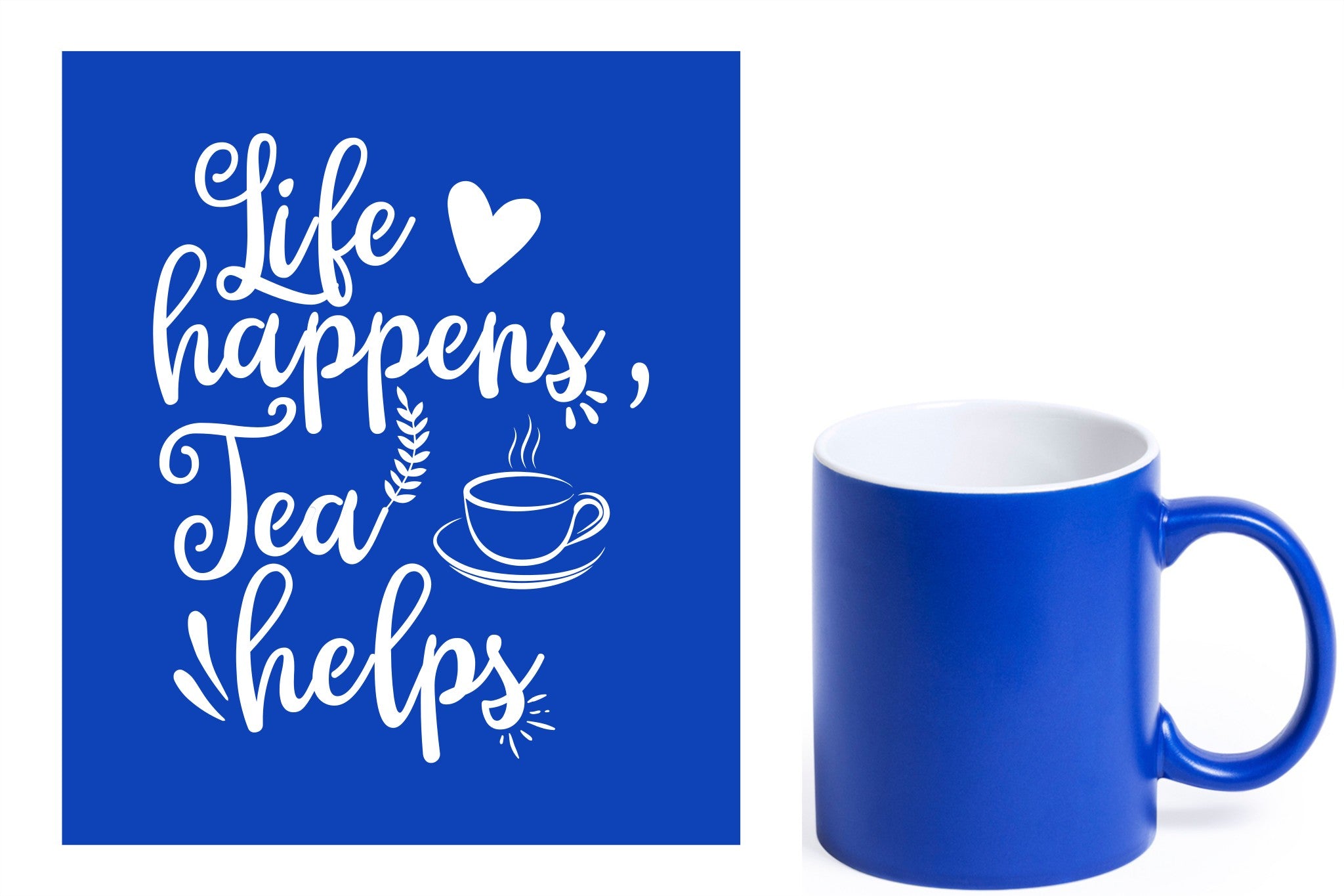 Blauwe keramische mok met witte gravure  'Life happens tea helps'.