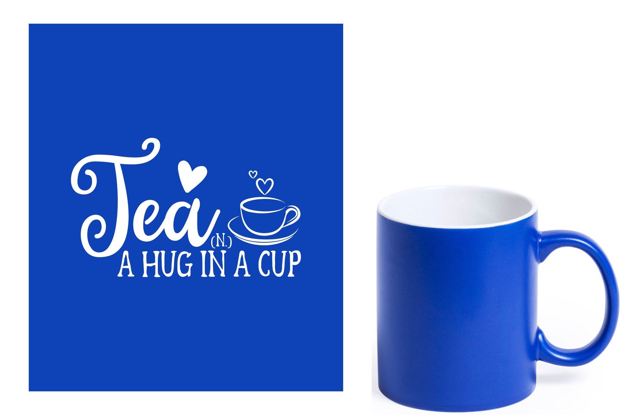 Blauwe keramische mok met witte gravure  'Tea and a hug in a cup'.