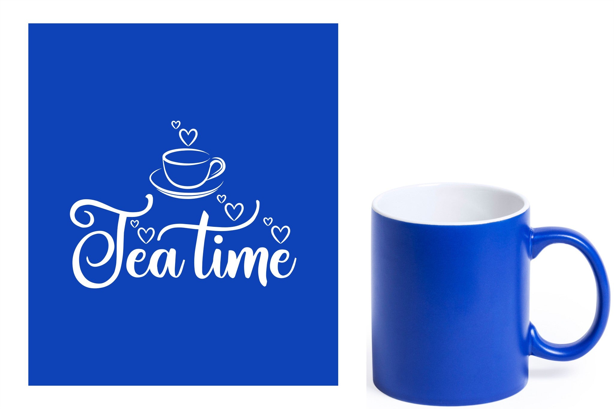Blauwe keramische mok met witte gravure  'tea time'.