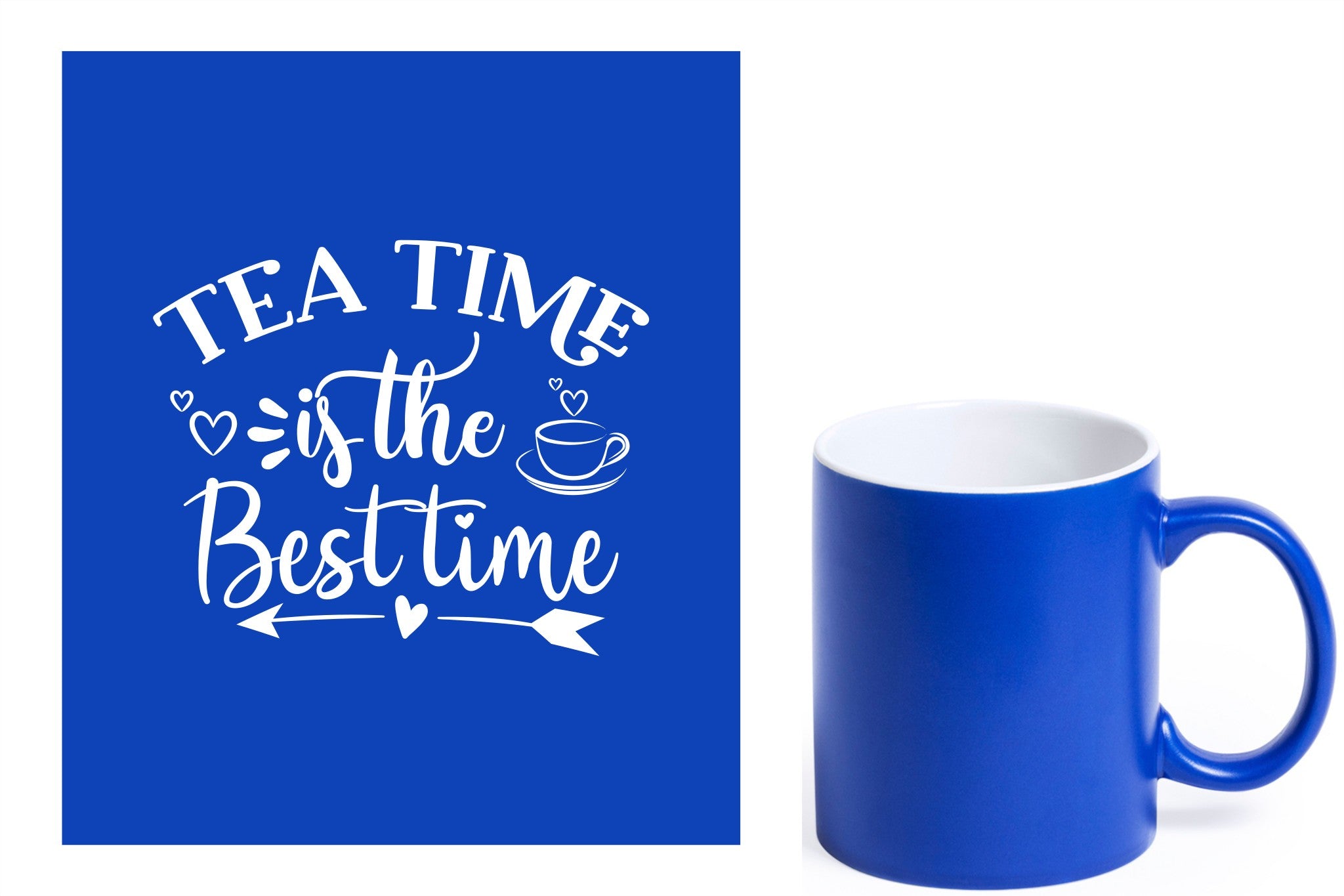 Blauwe keramische mok met witte gravure  'Tea time is the best time'.