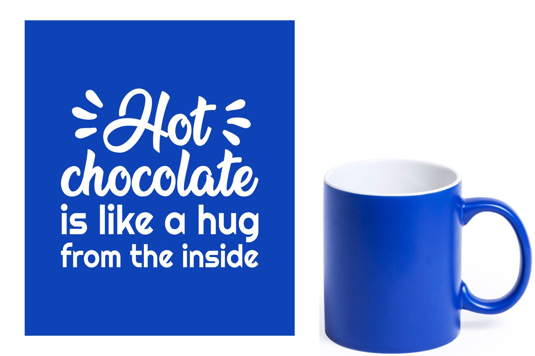 Blauwe keramische mok met witte gravure  'Hot chocolate is like a hug from the inside'.