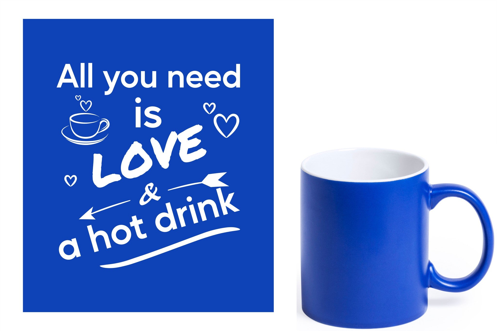 Blauwe keramische mok met witte gravure  'All you need is love & a hot drink'.