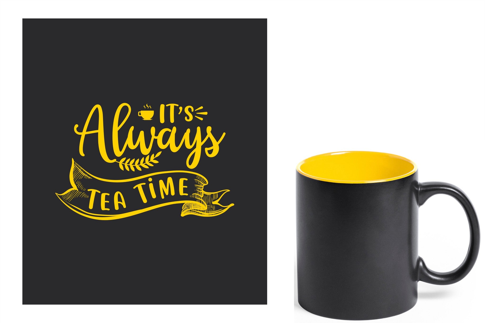 zwarte keramische mok met gele gravure  'It's always tea time'.