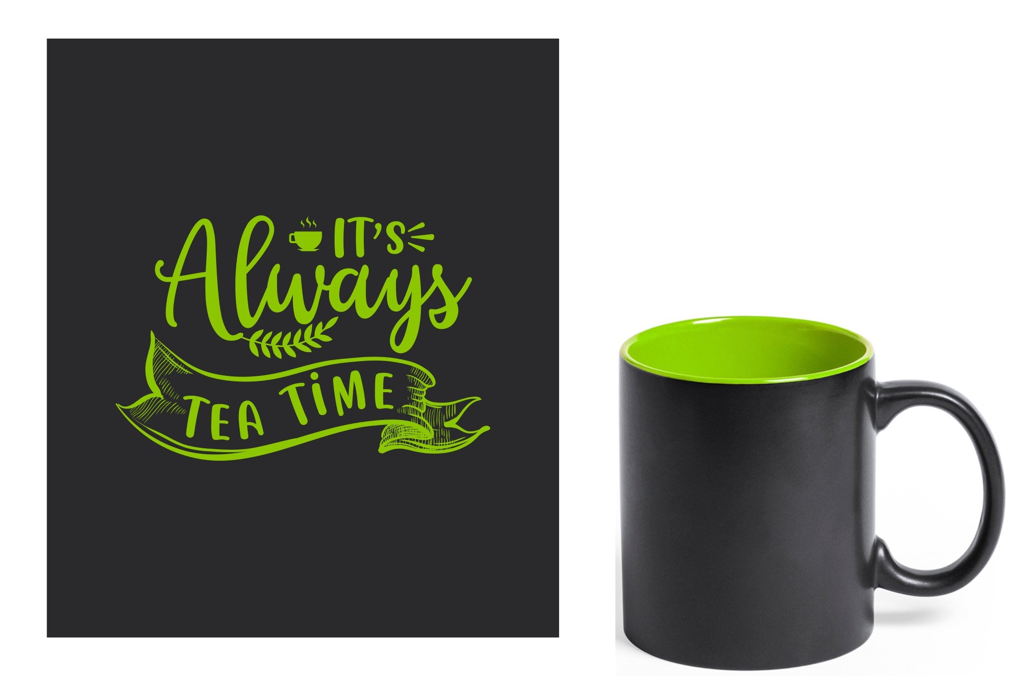 zwarte keramische mok met groene gravure  'It's always tea time'.