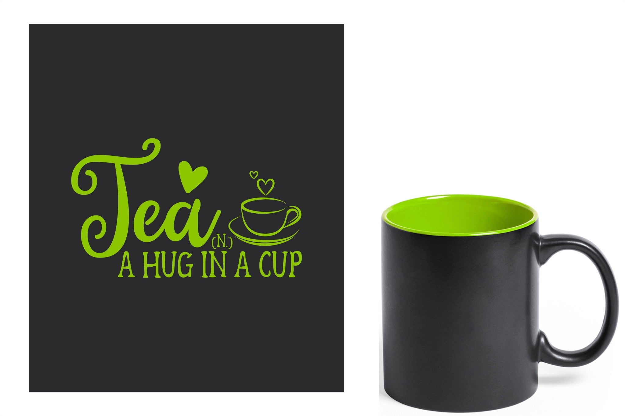 zwarte keramische mok met groene gravure  'Tea and a hug in a cup'.
