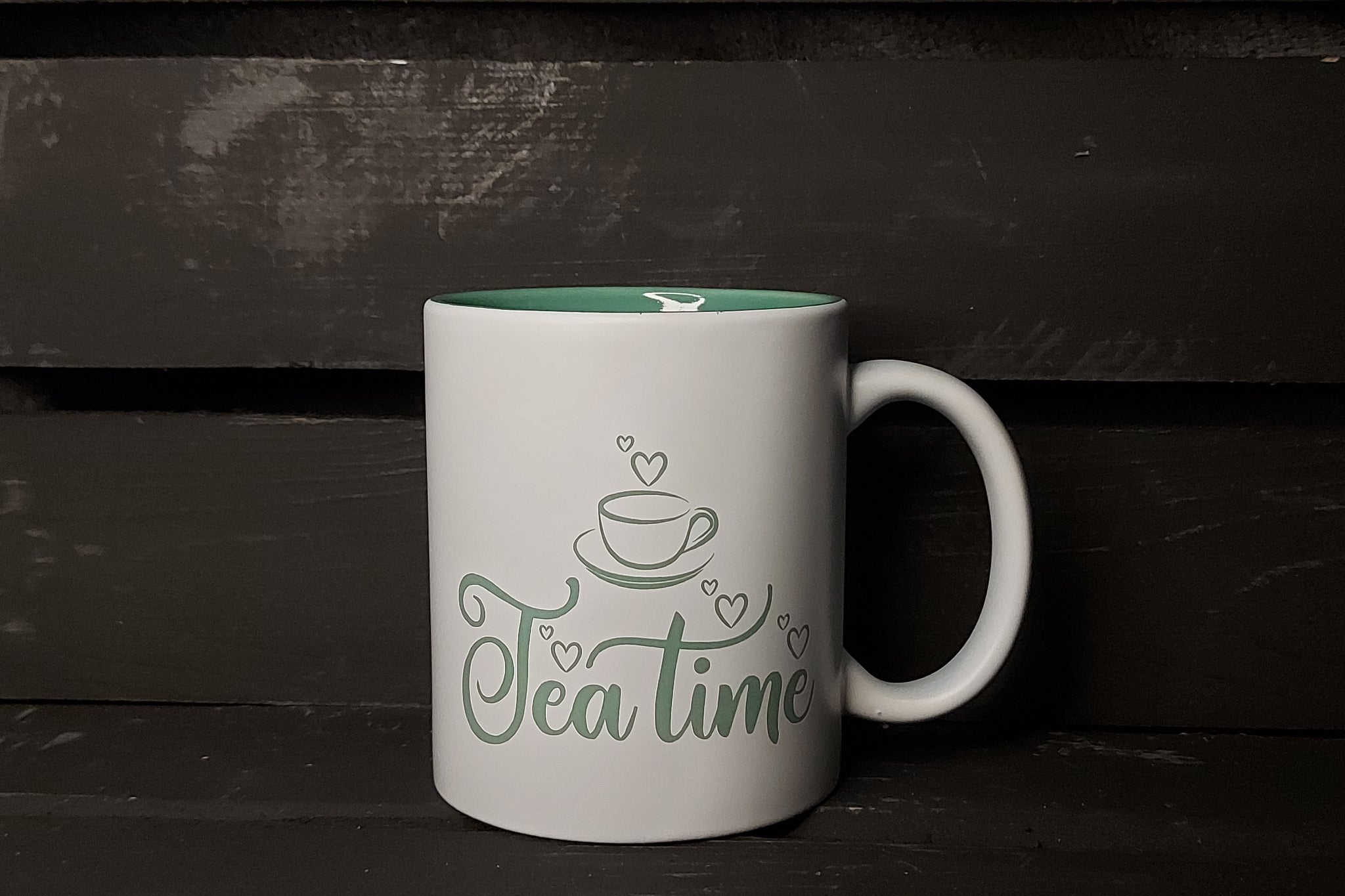 witte keramische mok met groene laser gravure voor koffie, thee of warme chocolademelk. Toffe koffie en thee quotes die duurzaam en lokaal gegraveerd worden.