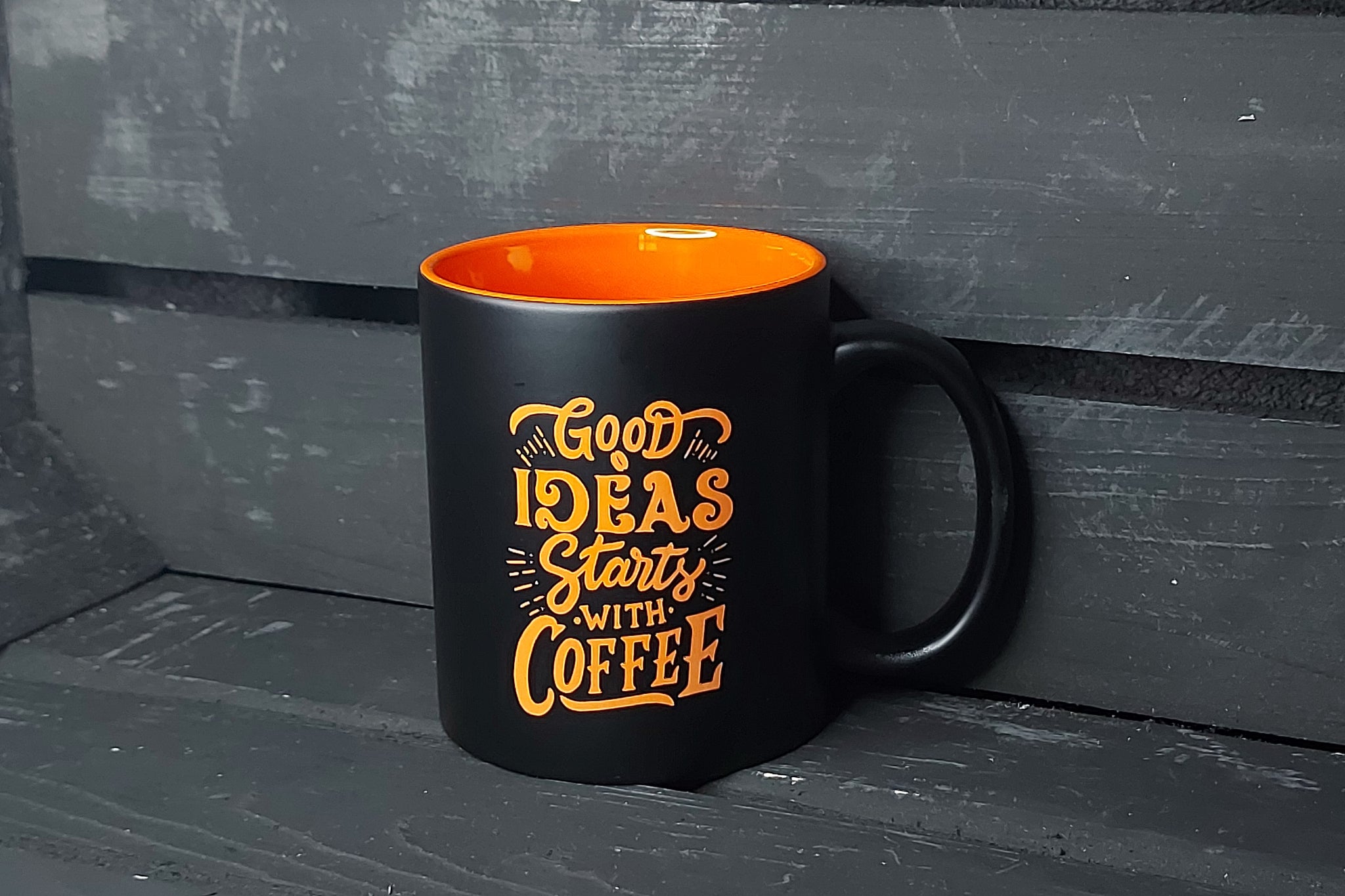 zwarte keramische mok met oranje laser gravure voor koffie, thee of warme chocolademelk. Toffe koffie en thee quotes die duurzaam en lokaal gegraveerd worden.