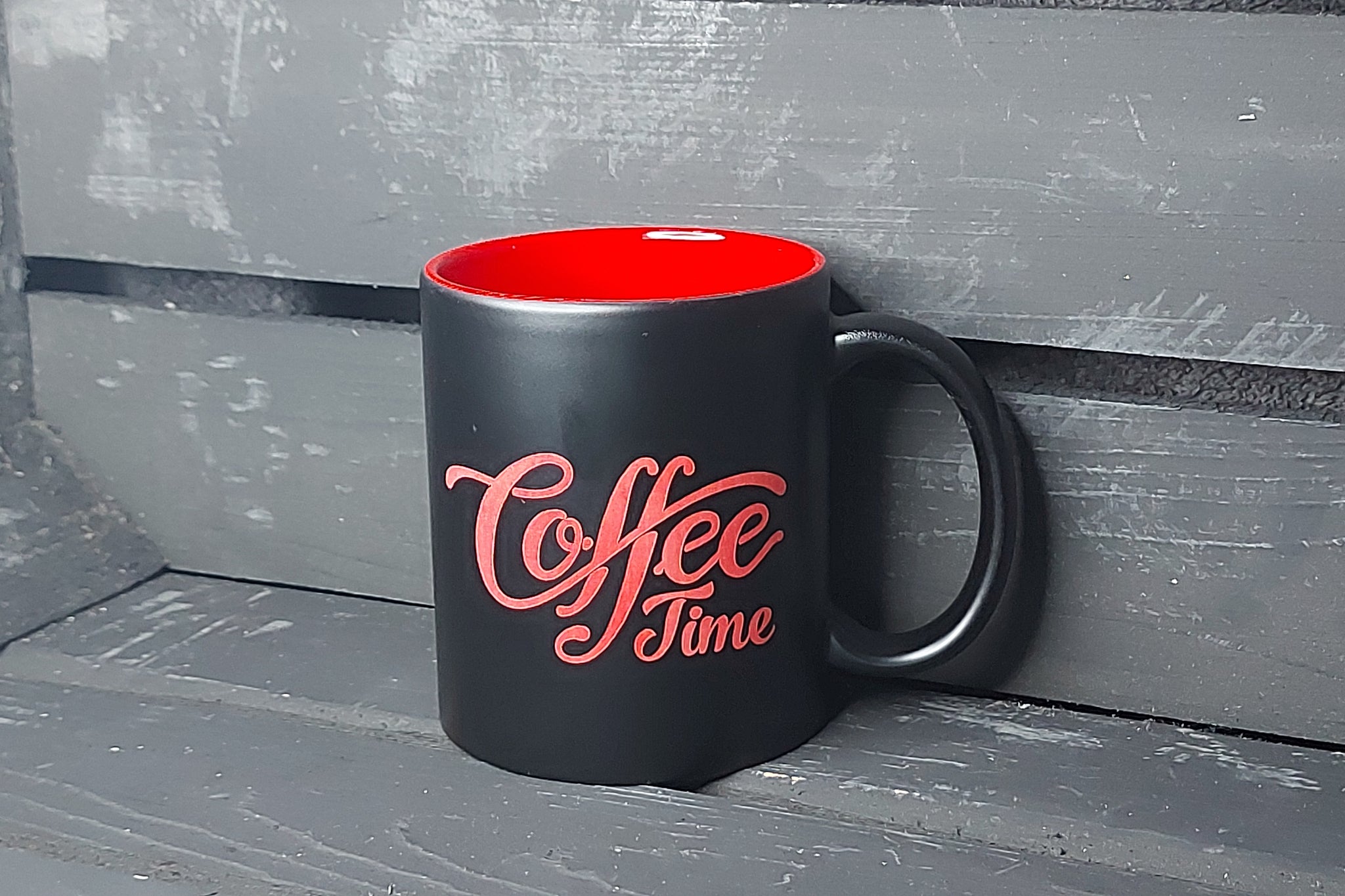 zwarte keramische mok met rode laser gravure voor koffie, thee of warme chocolademelk. Toffe koffie en thee quotes die duurzaam en lokaal gegraveerd worden.