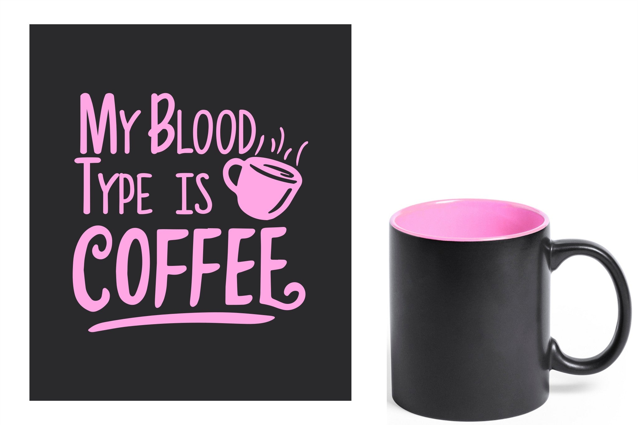 zwarte keramische mok met roze gravure  'My blood type is coffee'.