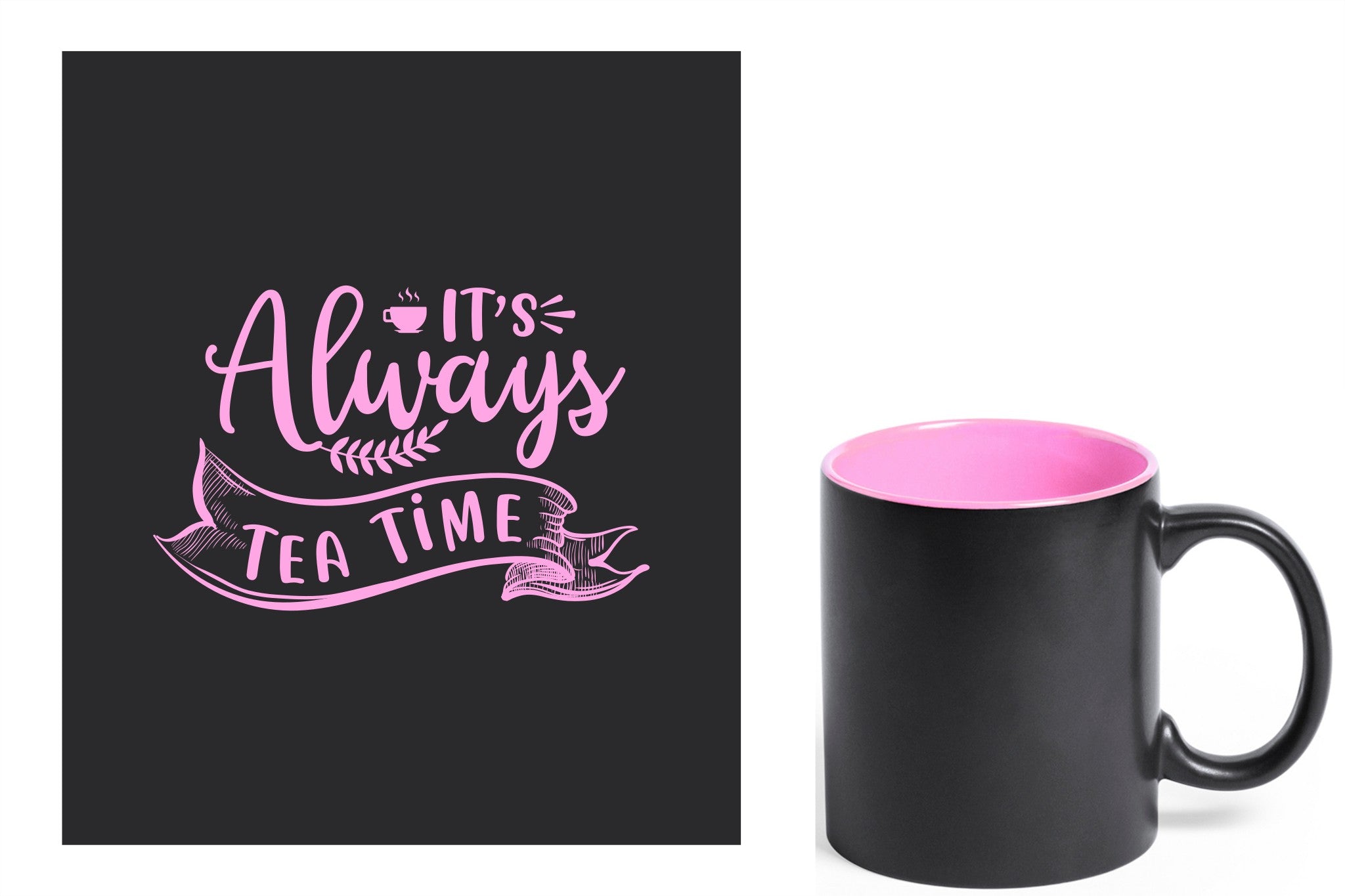 zwarte keramische mok met roze gravure  'It's always tea time'.