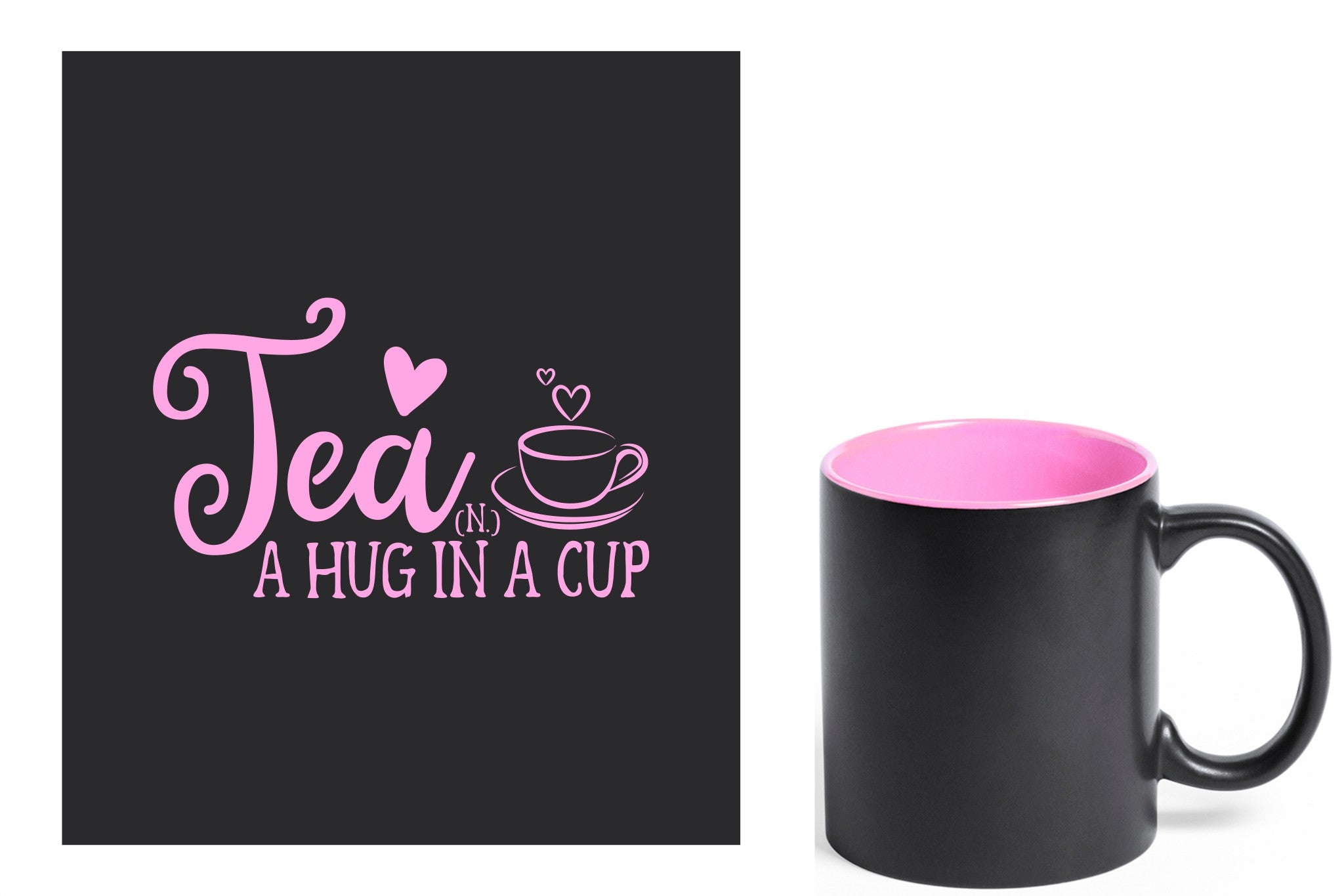 zwarte keramische mok met roze gravure  'Tea and a hug in a cup'.