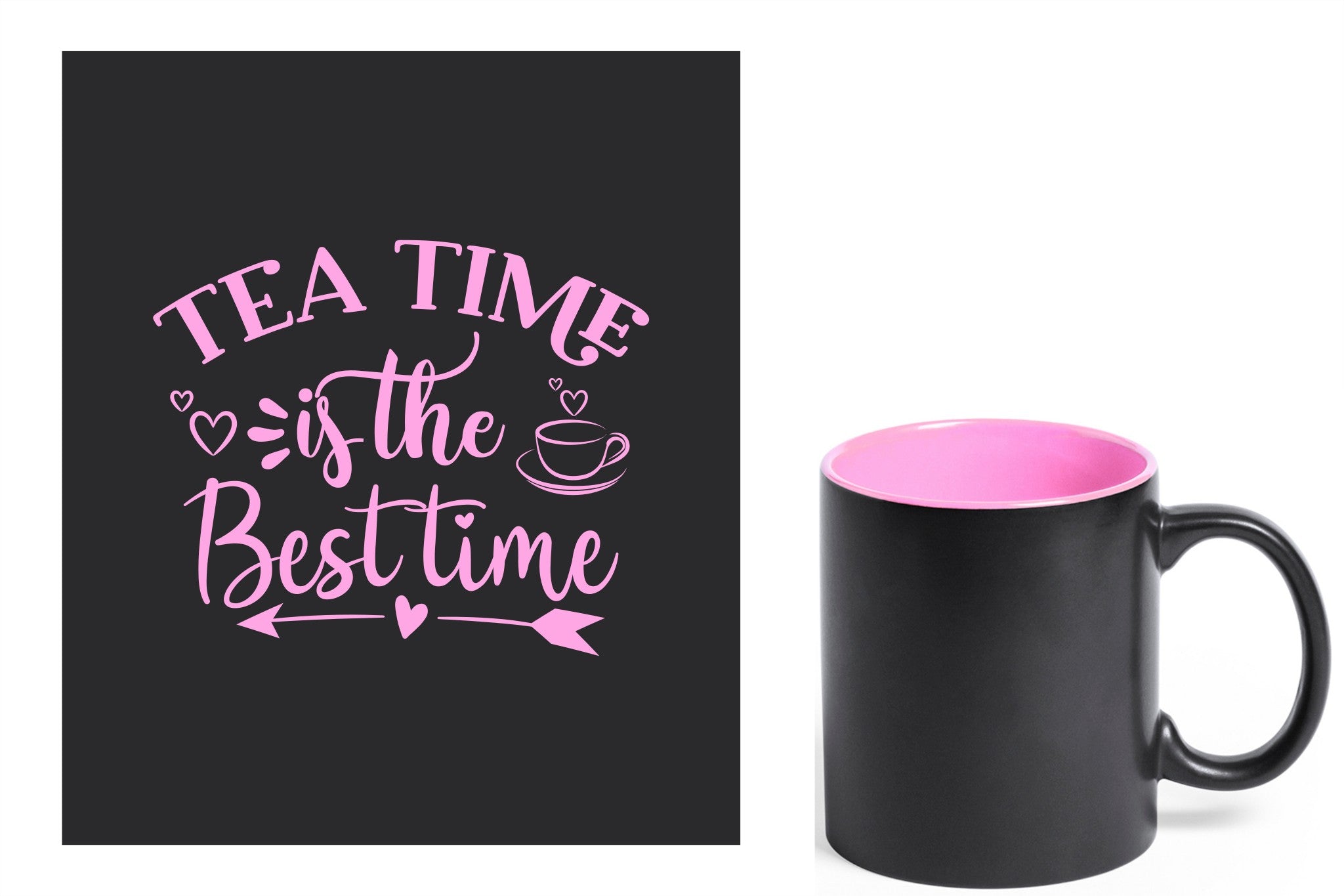zwarte keramische mok met roze gravure  'Tea time is the best time'.