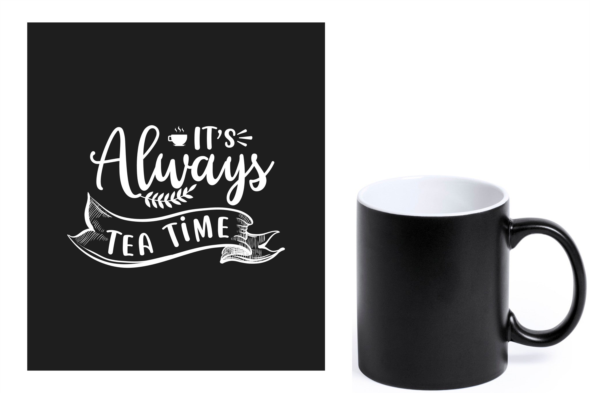 zwarte keramische mok met witte gravure  'It's always tea time'.