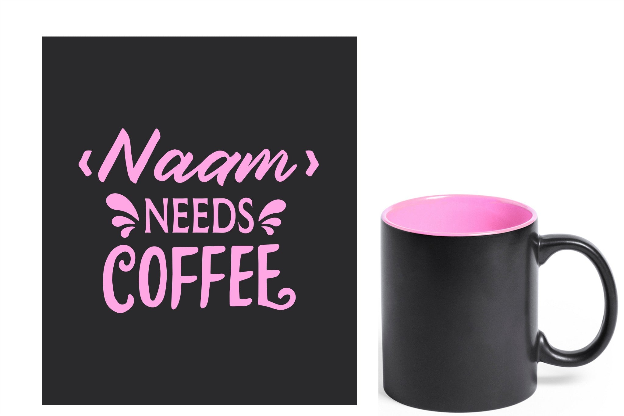 Keramische mok me gravure. Zwarte mok met roze gravure. Gravure naam + 'needs coffee'.