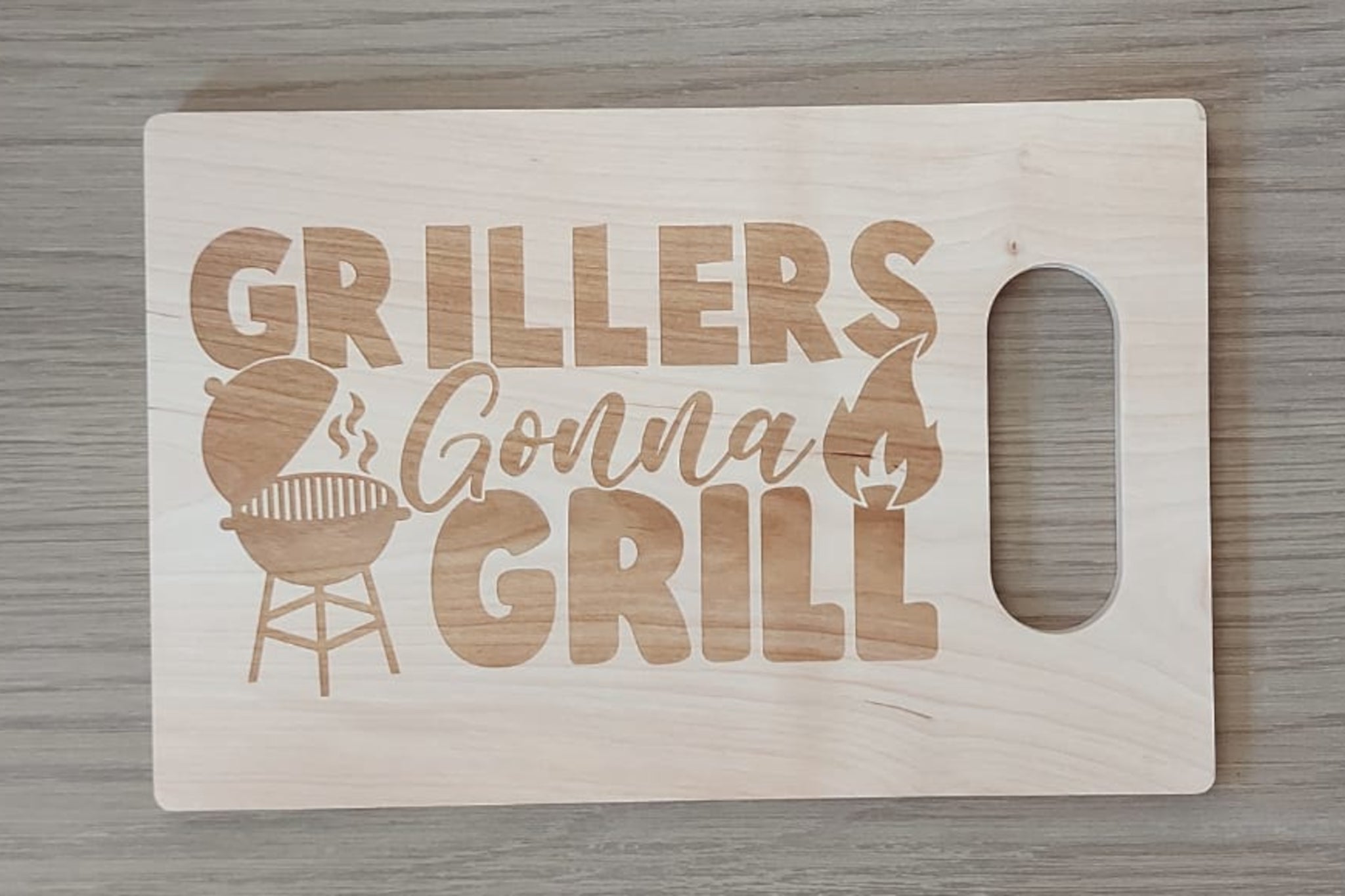 Houten tapasplank, snijplank, serveerplank rechthoek met handvat. Afgewerkt met mooie gravure van 'Grillers gonna grill'. 