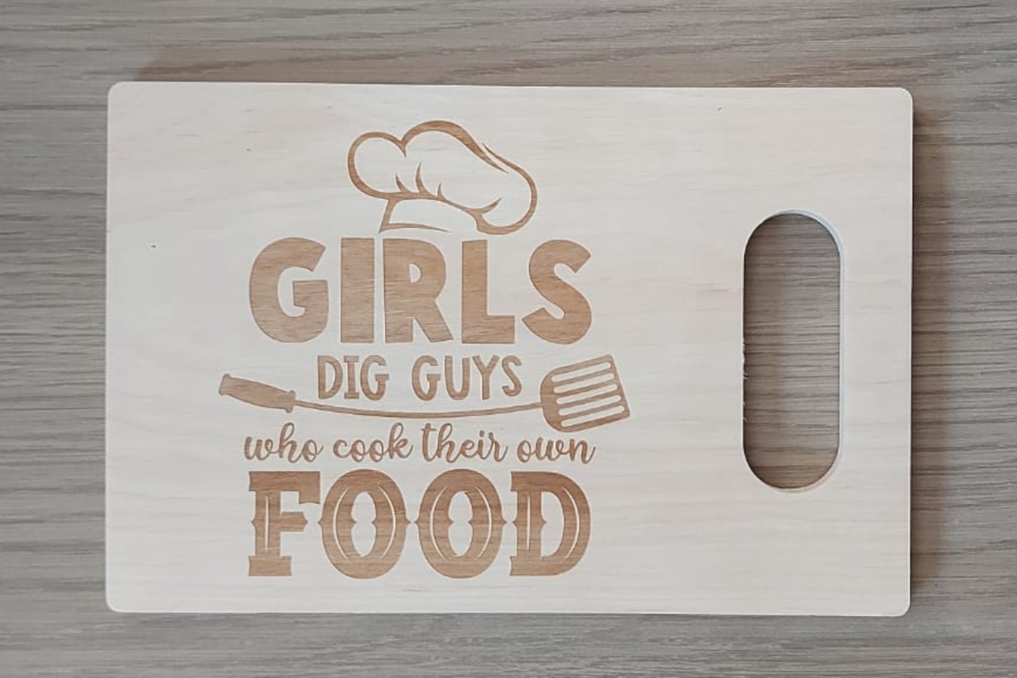 Houten tapasplank, snijplank, serveerplank rechthoek met handvat. Afgewerkt met mooie gravure van 'Girls dig guys who cook their own food'. 