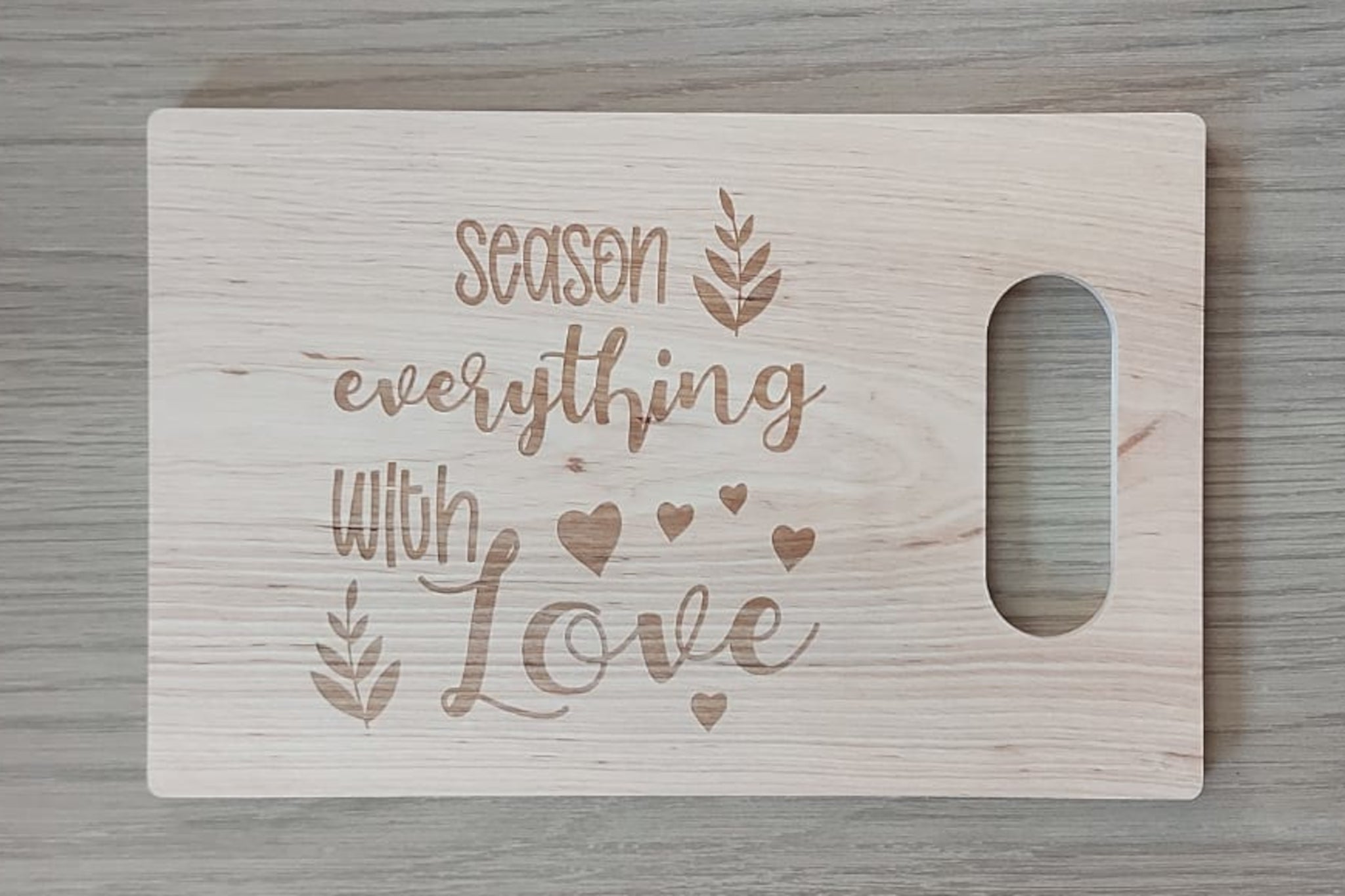 Houten tapasplank, snijplank, serveerplank rechthoek met handvat. Afgewerkt met mooie gravure van 'Season everything with love'. 