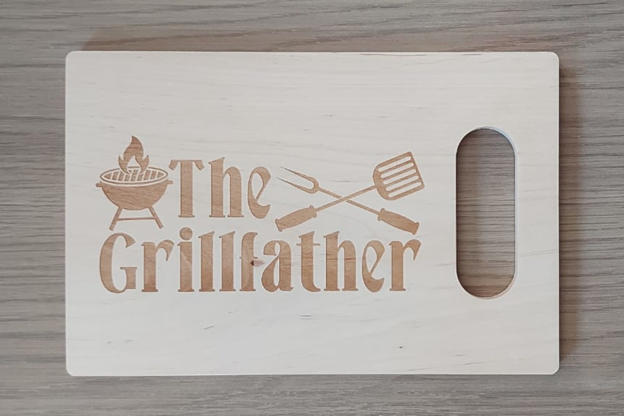 Houten tapasplank, snijplank, serveerplank rechthoek met handvat. Afgewerkt met mooie gravure van 'The grillfather'.  Cadeau voor vaderdag.