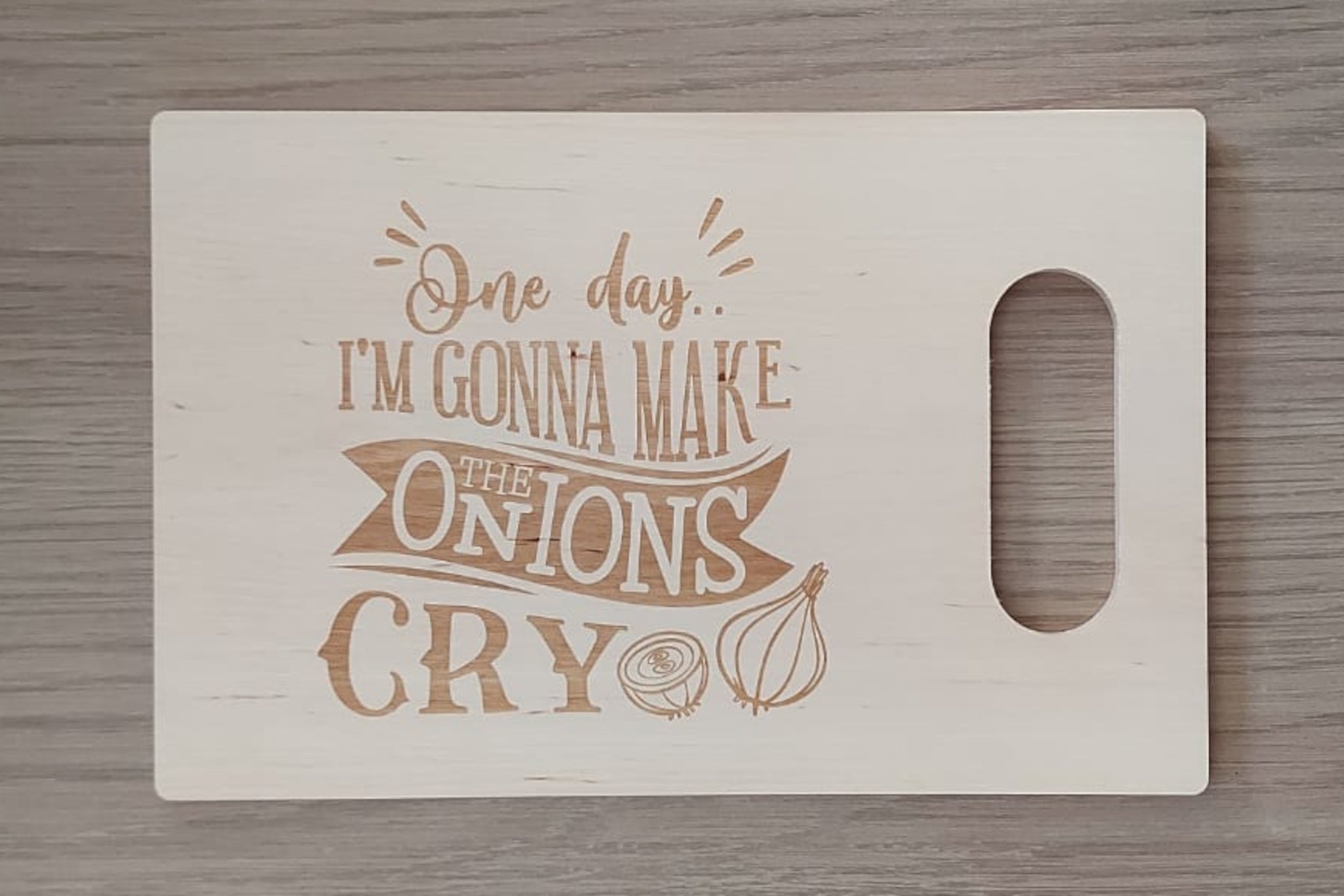 Houten tapasplank, snijplank, serveerplank rechthoek met handvat. Afgewerkt met mooie gravure van 'One day I'm gonna make the onions cry'. 