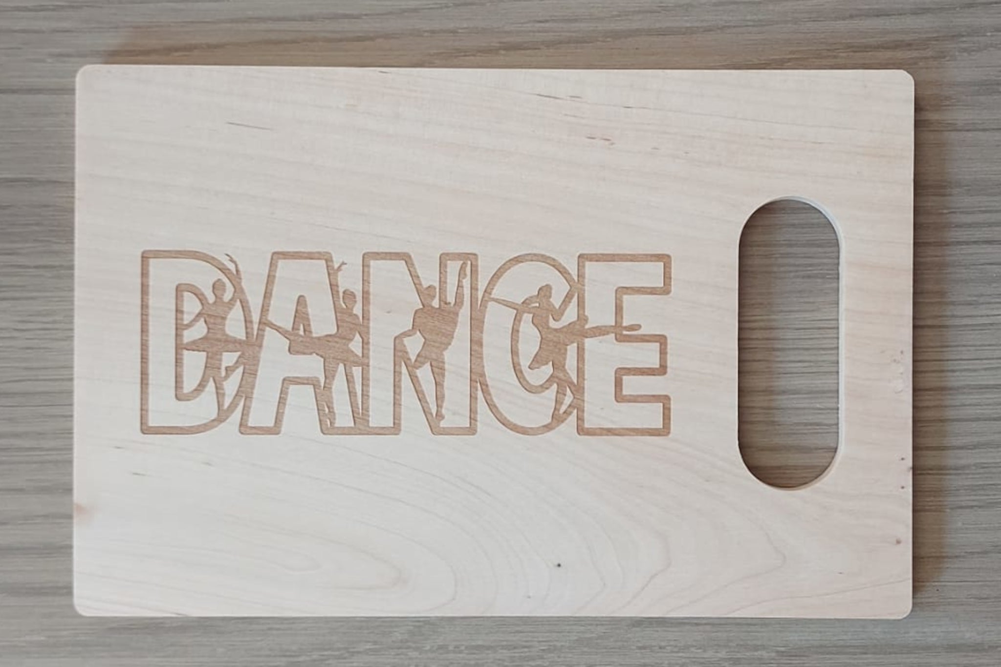 Houten tapasplank, snijplank, serveerplank rechthoek met handvat. Afgewerkt met mooie gravure van 'DANCE'. snijplank voor een danser. Cadeau voor danser.
