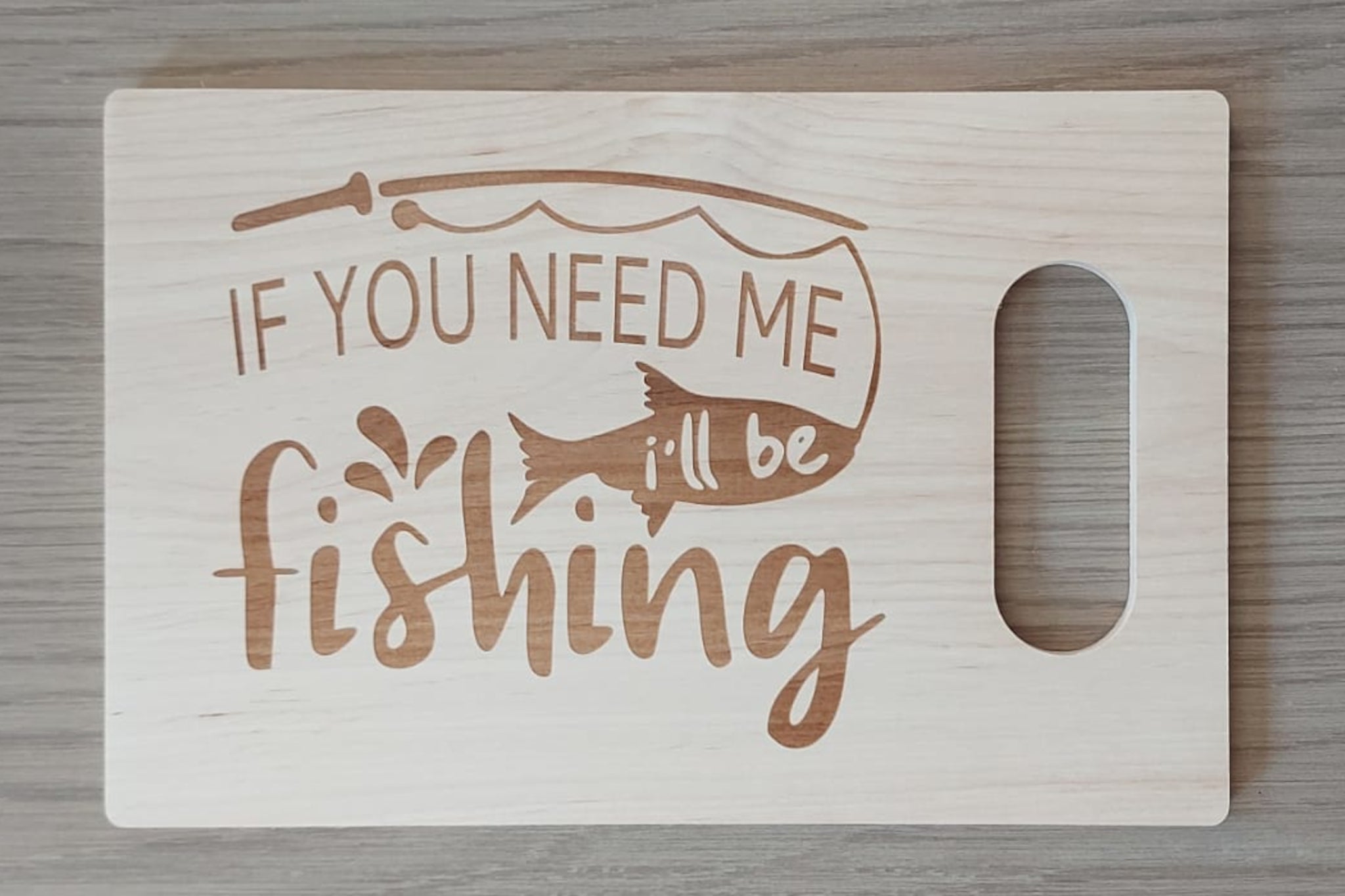 Houten tapasplank, snijplank, serveerplank rechthoek met handvat. Afgewerkt met mooie gravure van 'If you need me I'll be fishing'. Cadeau voor een sportvisser.