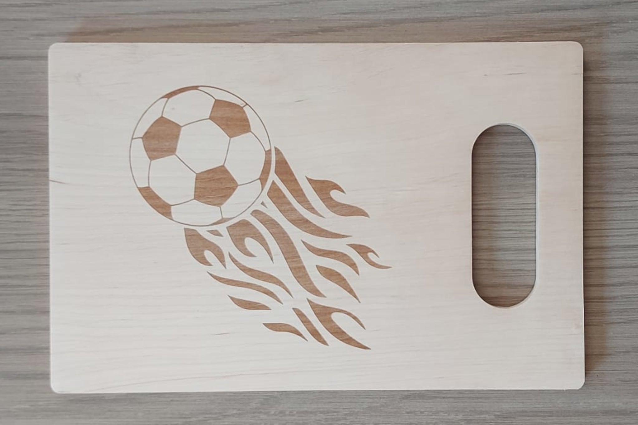 Houten tapasplank, snijplank, serveerplank rechthoek met handvat. Afgewerkt met mooie gravure van een voetbal. Cadeau voor een voetballer.