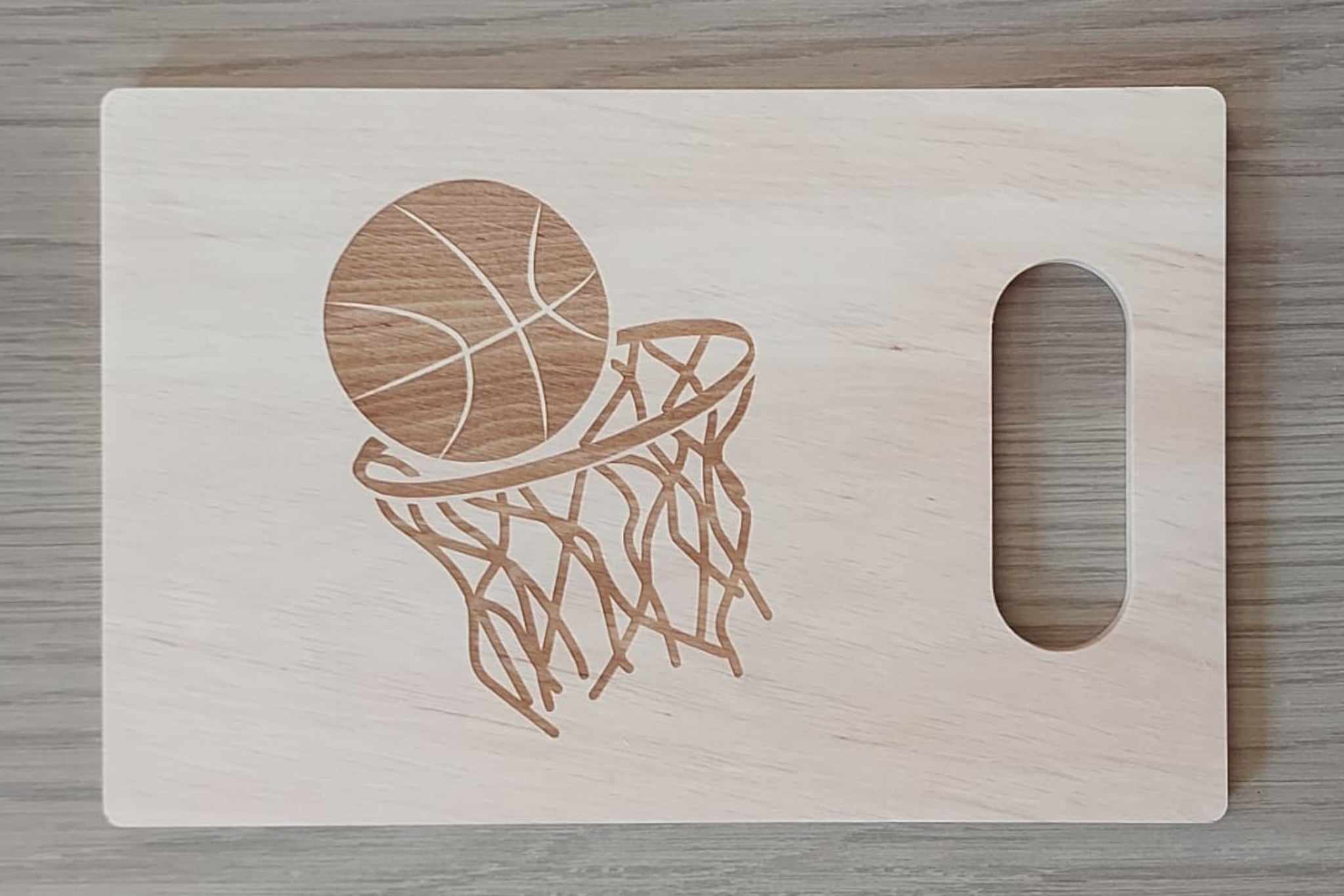 Houten tapasplank, snijplank, serveerplank rechthoek met handvat. Afgewerkt met mooie gravure van basketbal. Cadeau voor een basketballer. 