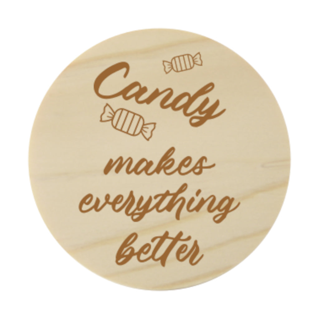 Glazen snoeppot met houten dekstel. Gravure met 'candy makes everything better'.