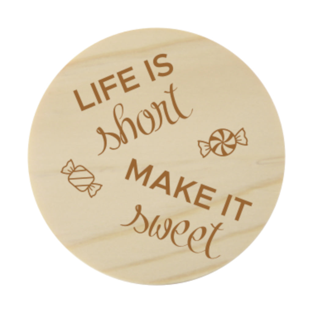 Glazen snoeppot met houten dekstel. Gravure met 'life is short make it sweet'.