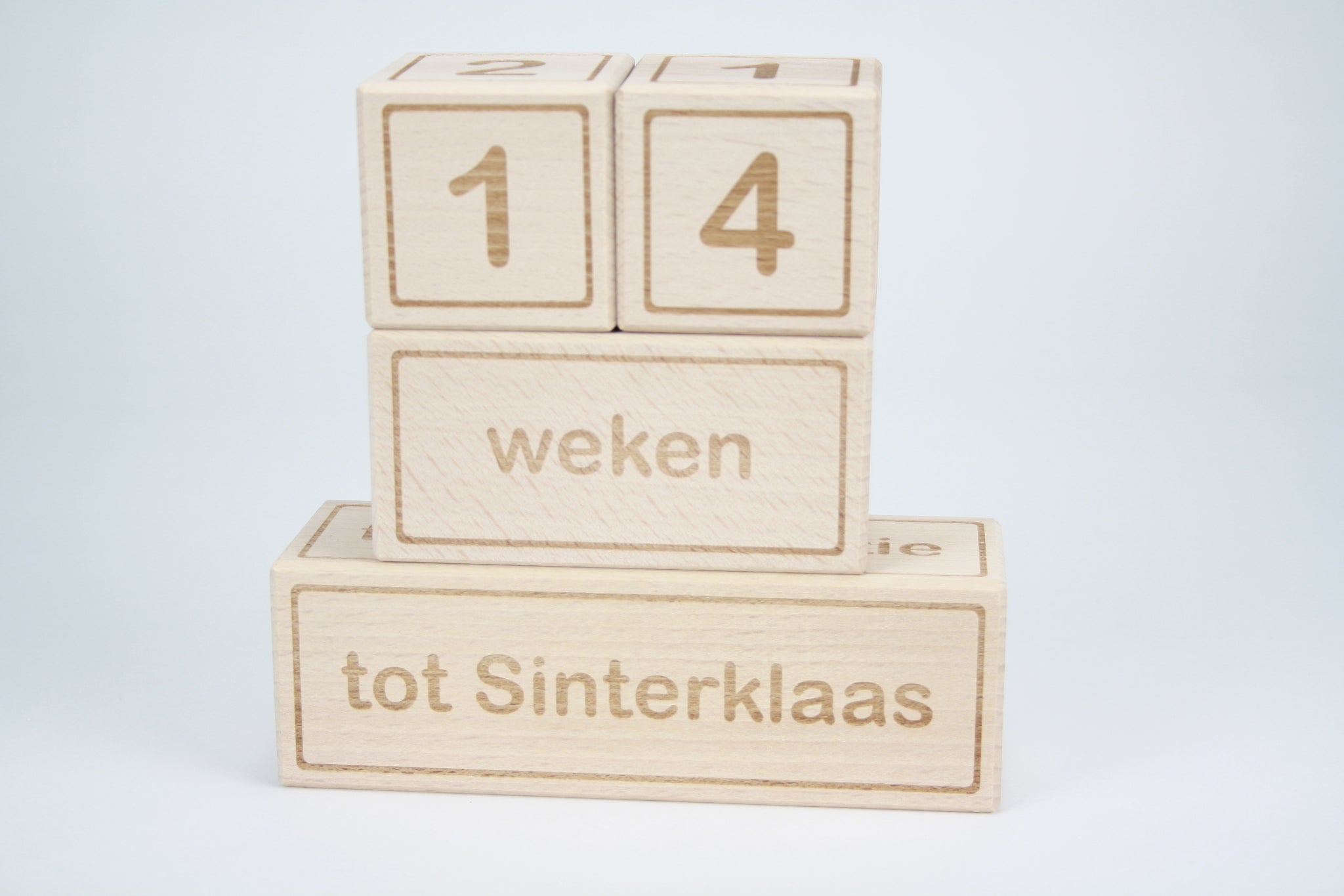 Houten aftelblokken met gegraveerde tekst. aantal nachtjes, dagen, weken, maanden tot Sinterklaas.