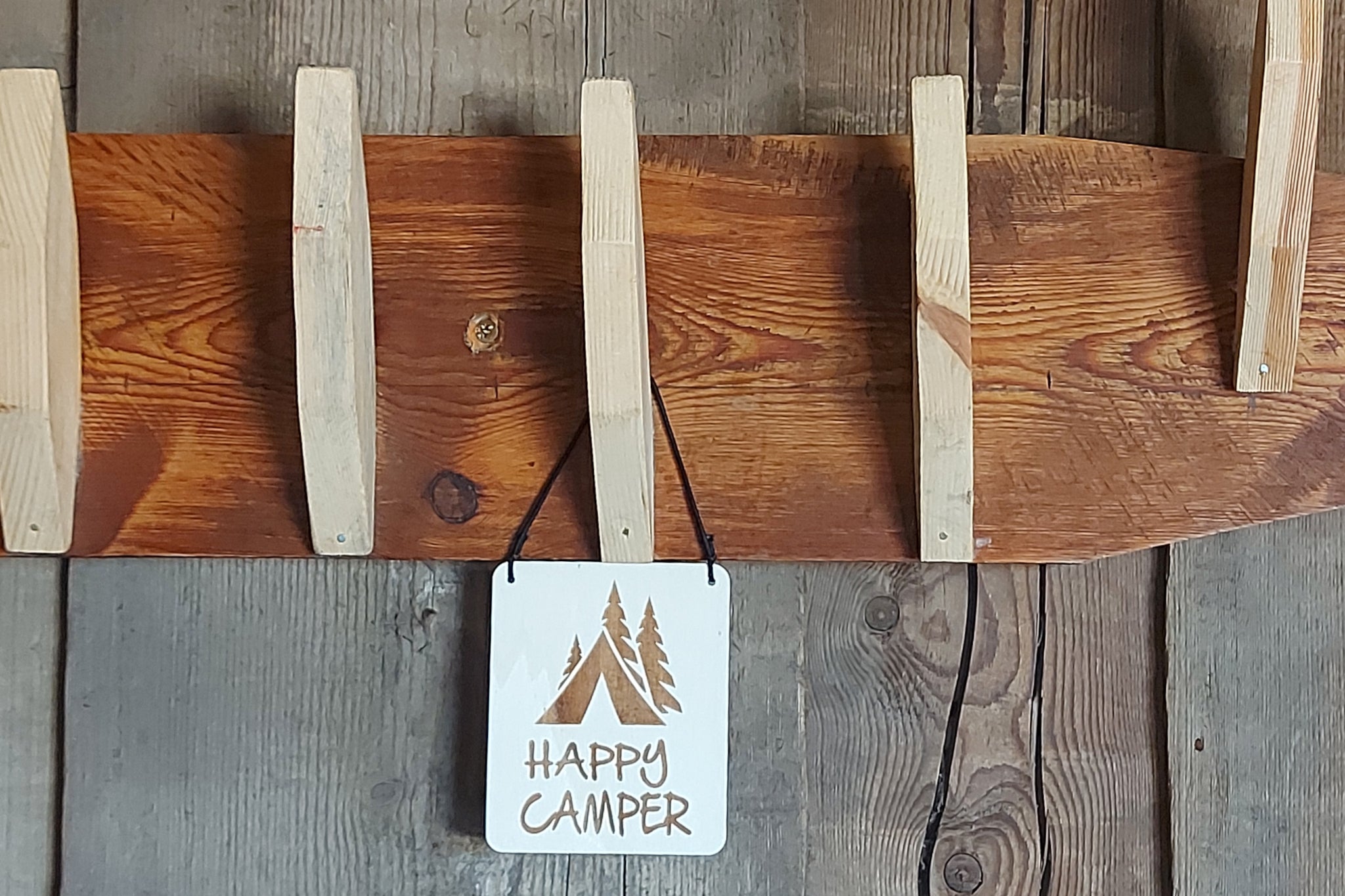 Houten autospiegel hanger met gravure 'Happy camper'.