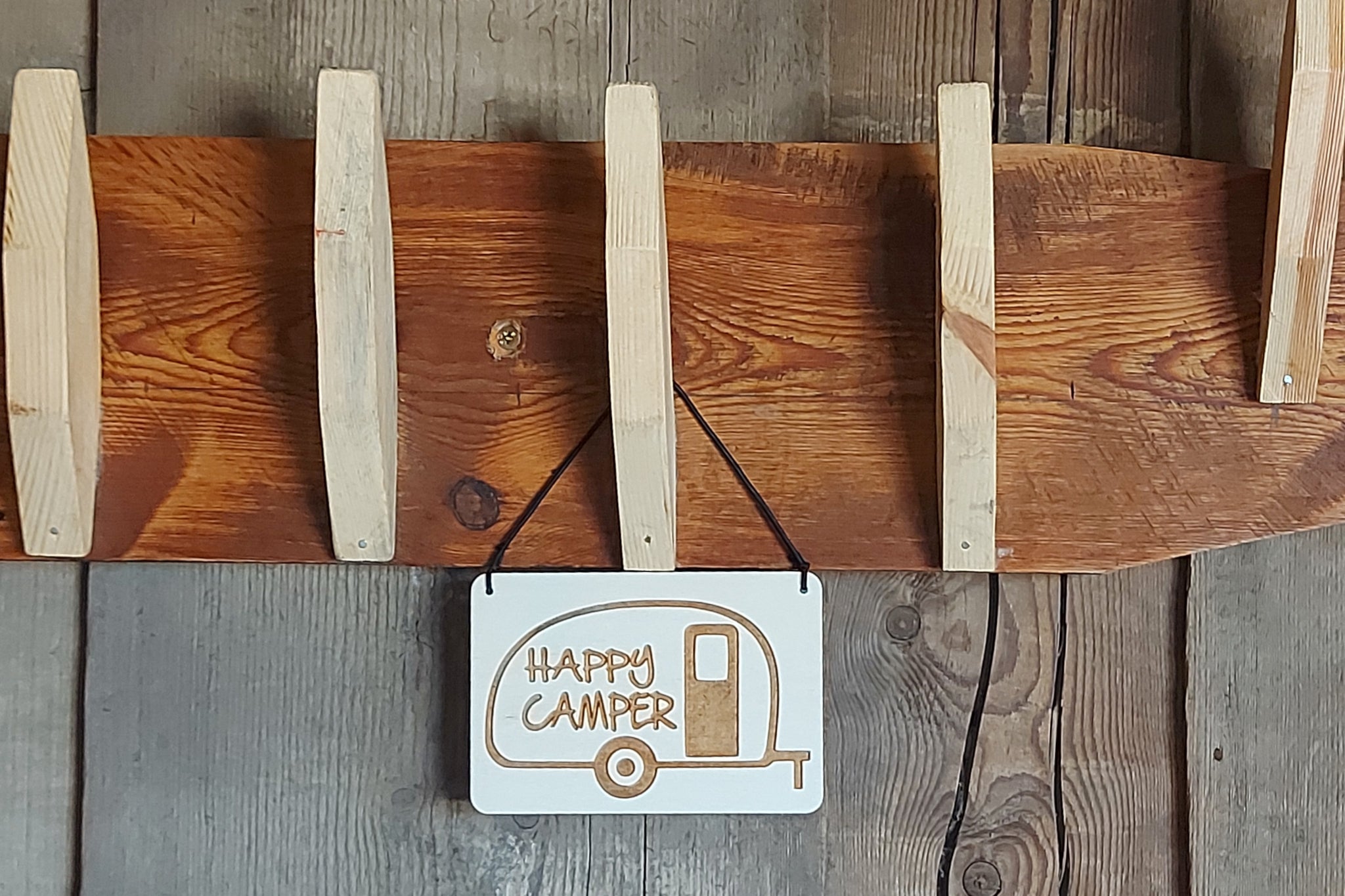 Houten autospiegel hanger met gravure 'Happy camper' met caravan.